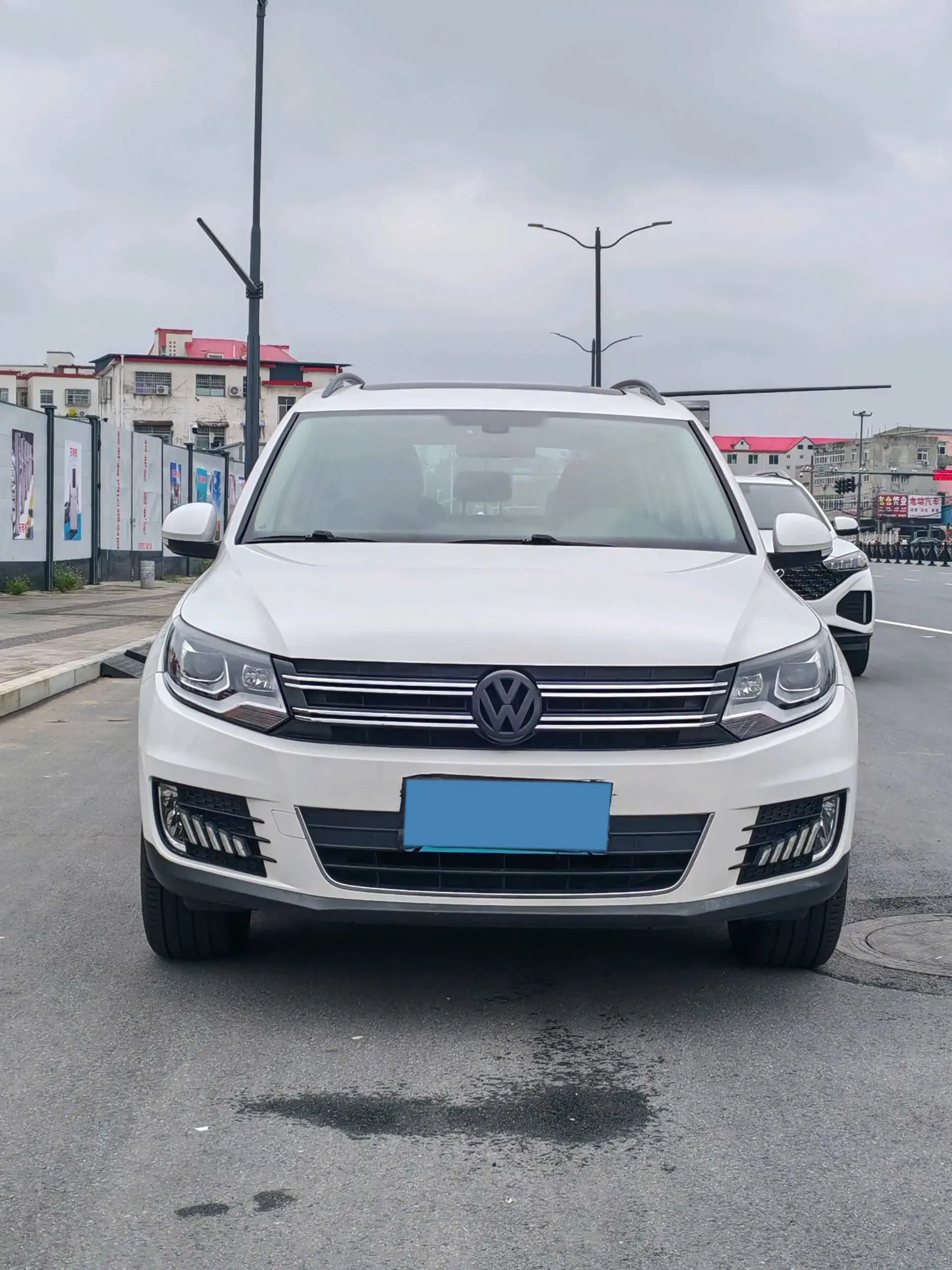 2017 VOLKSWAGEN TIGUAN thumbnail 3