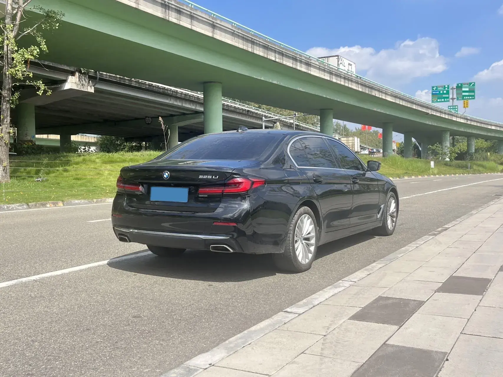 2022 BMW 5 thumbnail 4