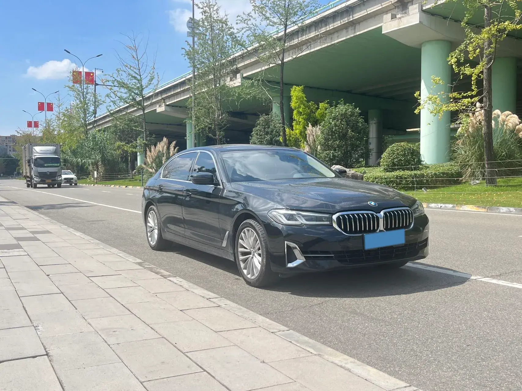 2022 BMW 5 thumbnail 3