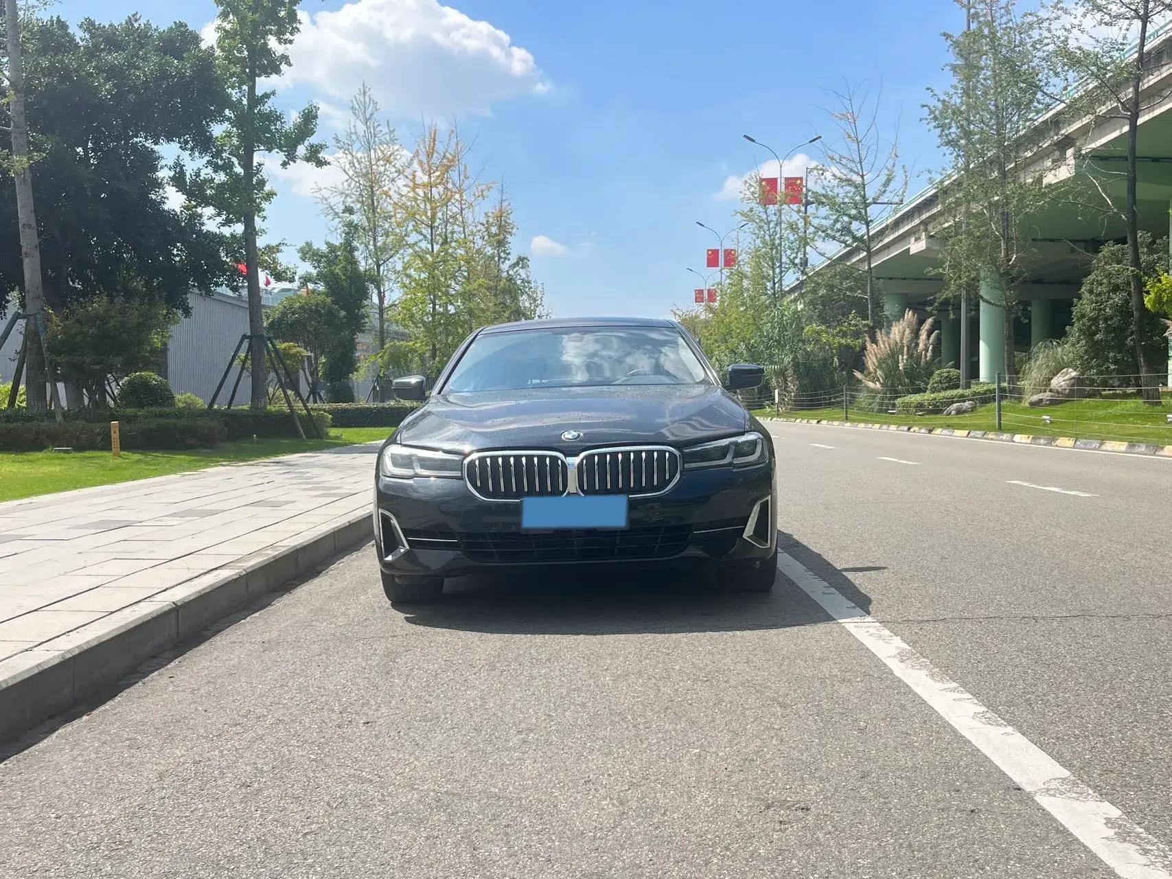 2022 BMW 5 thumbnail 2