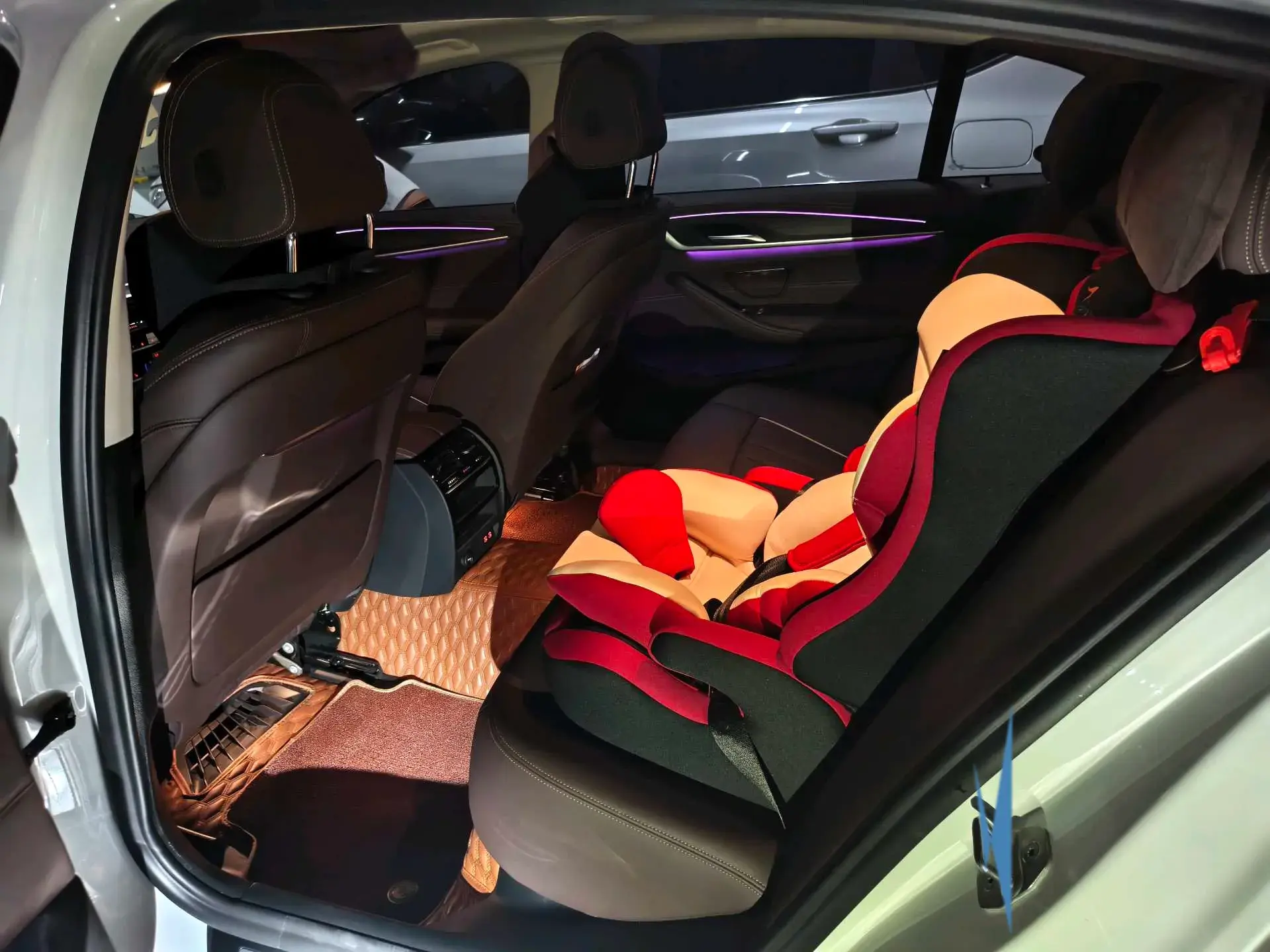 2021 BMW 5 thumbnail 4