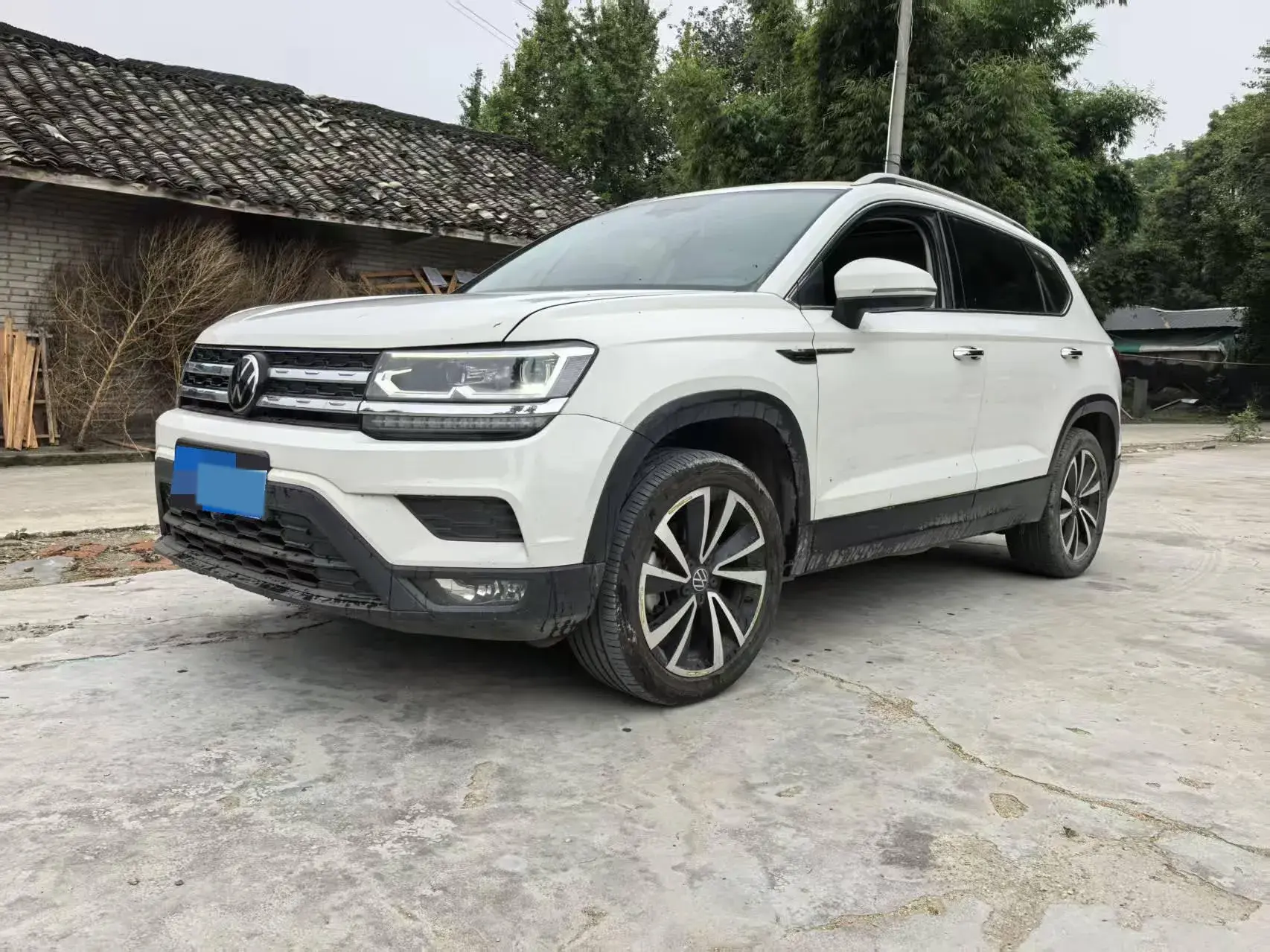 2021 VOLKSWAGEN THARU view 1