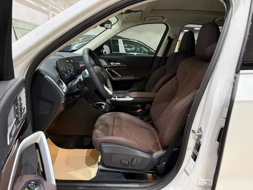 2024 BMW X1 thumbnail 3