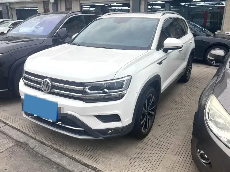 2019 VOLKSWAGEN THARU view 1