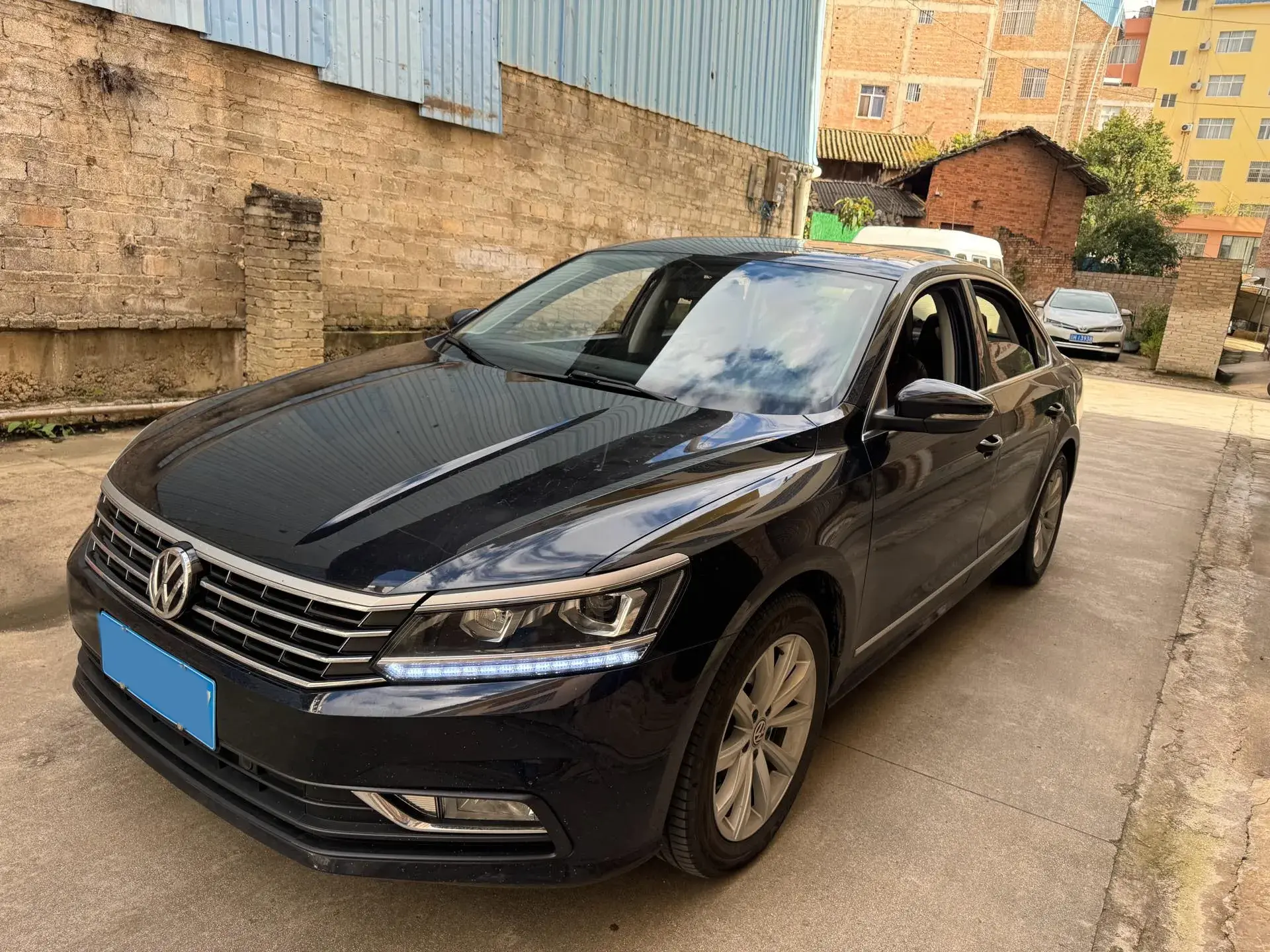 2017 VOLKSWAGEN PASSAT view 1