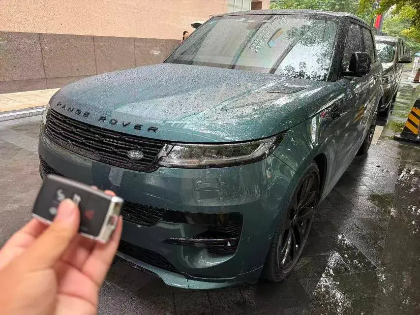 2023 LAND ROVER view 1