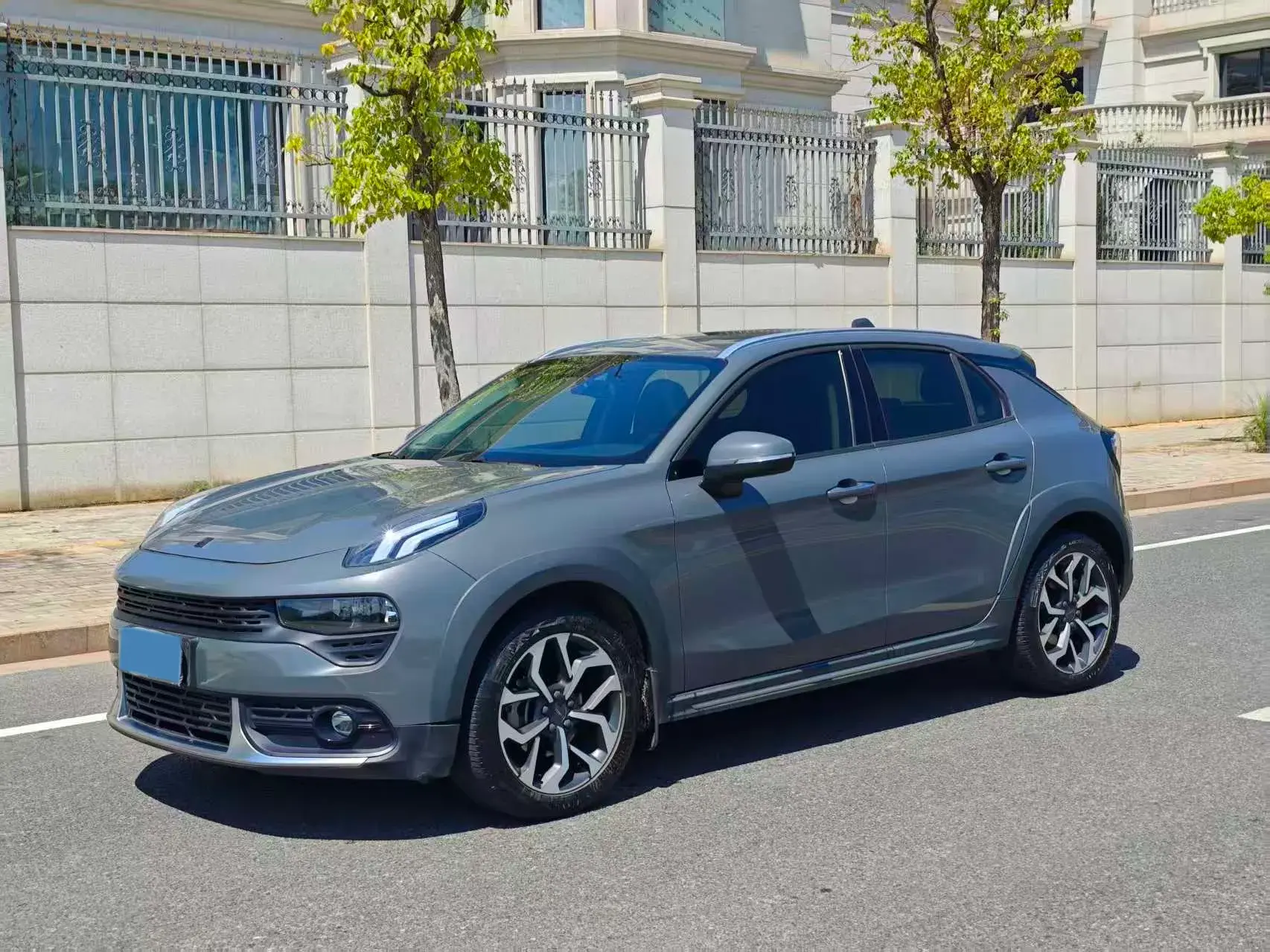 2018 LYNK&CO 02 view 1