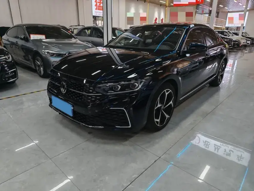 2024 VOLKSWAGEN PASSAT view 1