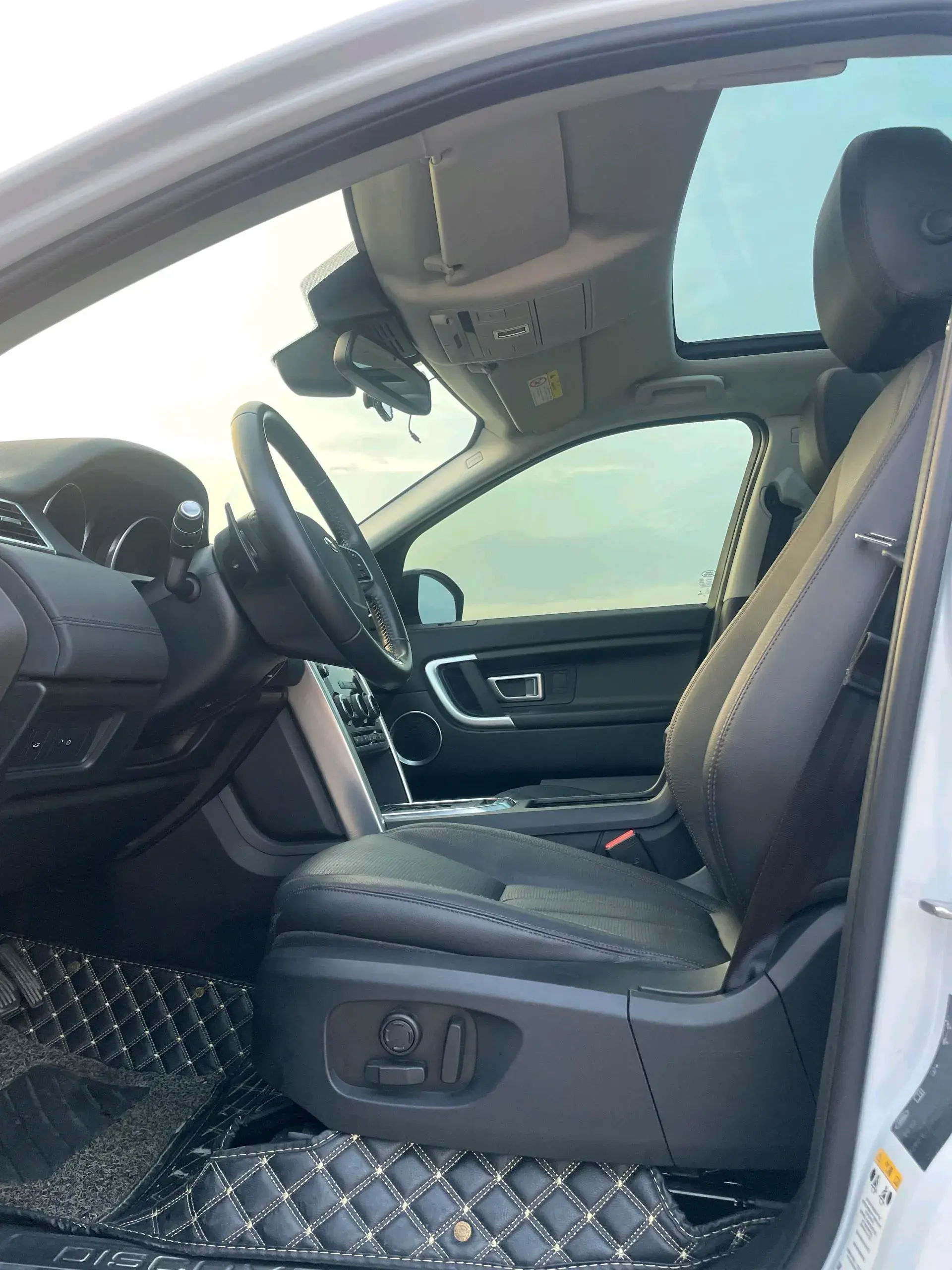 2019 LAND ROVER thumbnail 2