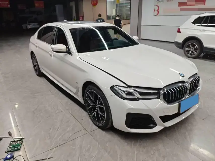 2021 BMW 5 thumbnail 2