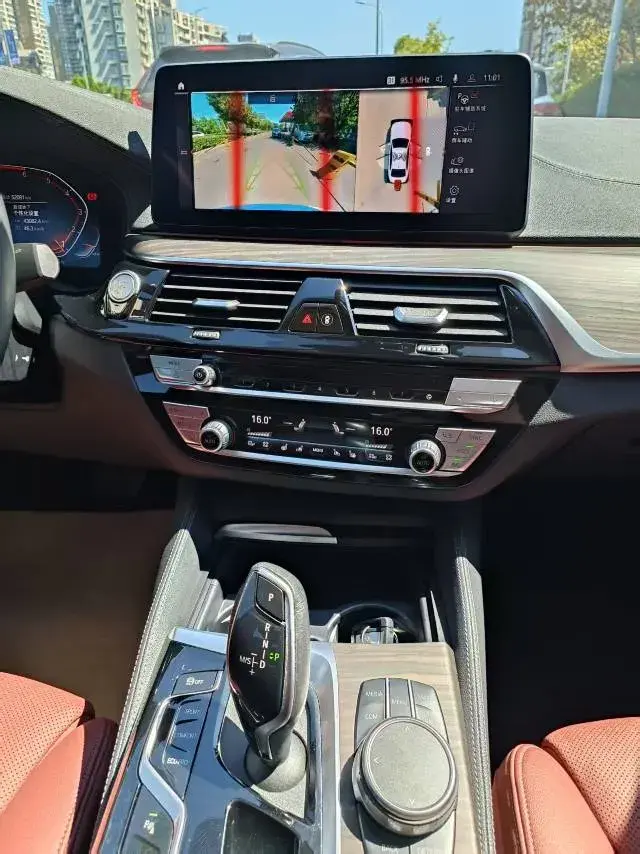 2021 BMW 5 thumbnail 3