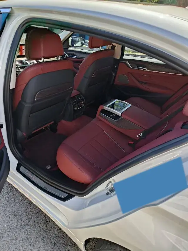 2021 BMW 5 thumbnail 4