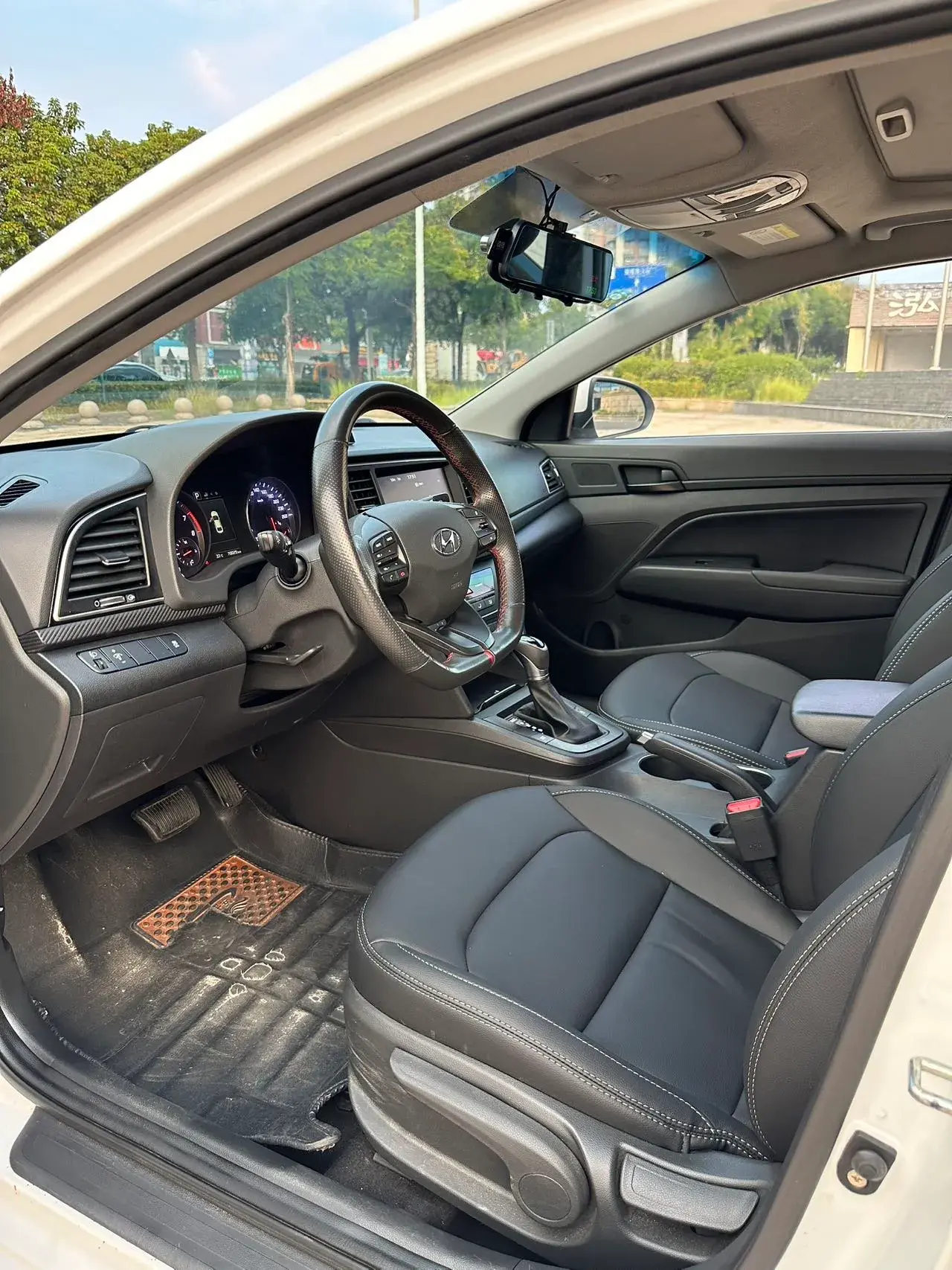 2018 HYUNDAI ELANTRA thumbnail 3