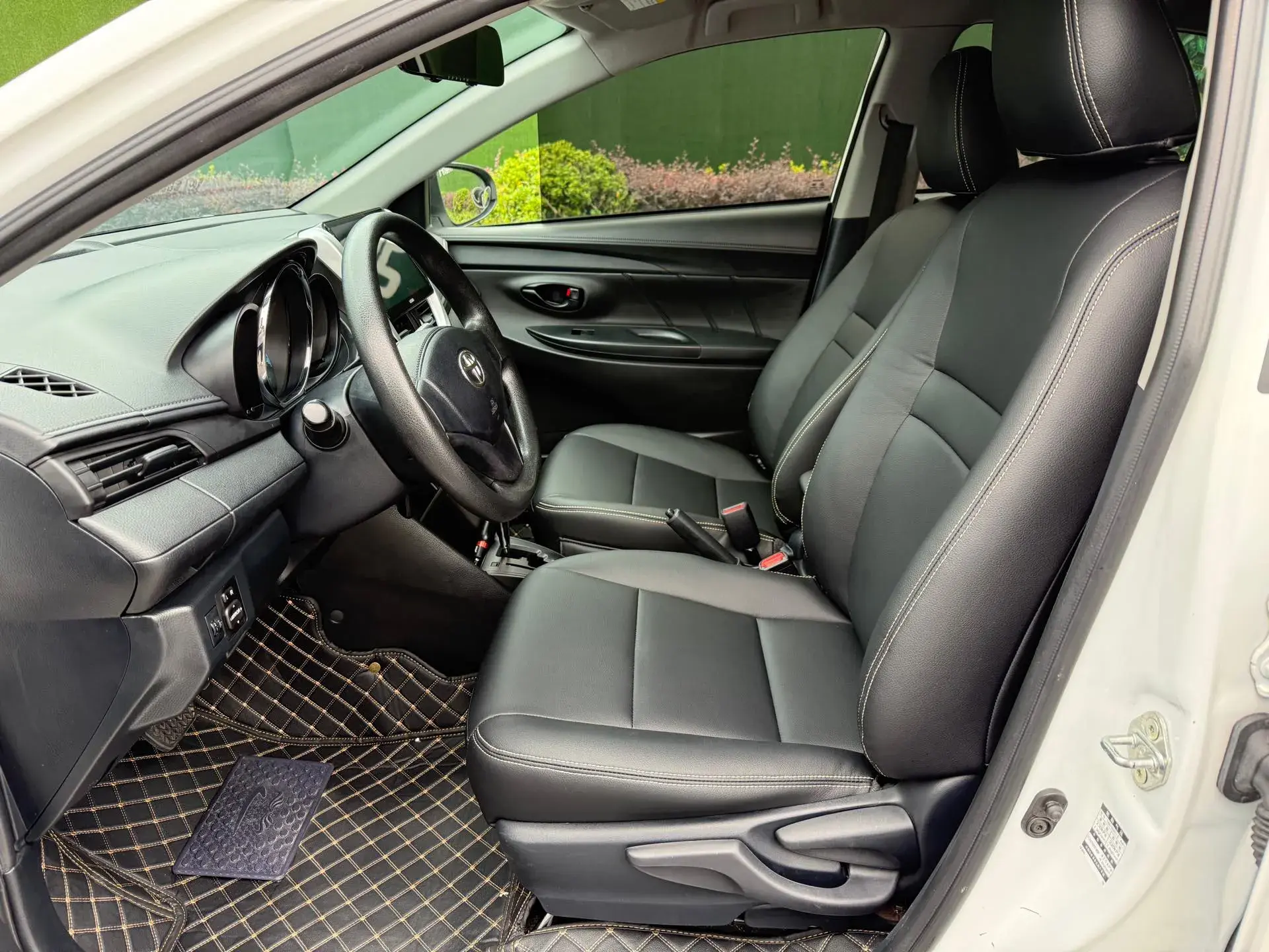 2017 TOYOTA YARIS thumbnail 4