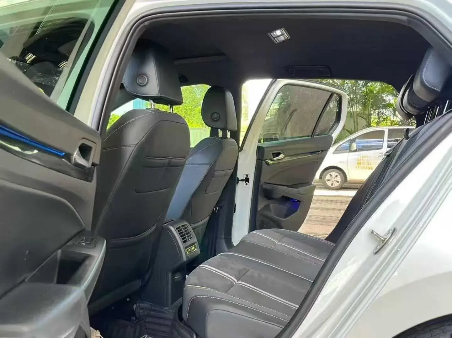 2023 VOLKSWAGEN GOLF thumbnail 3