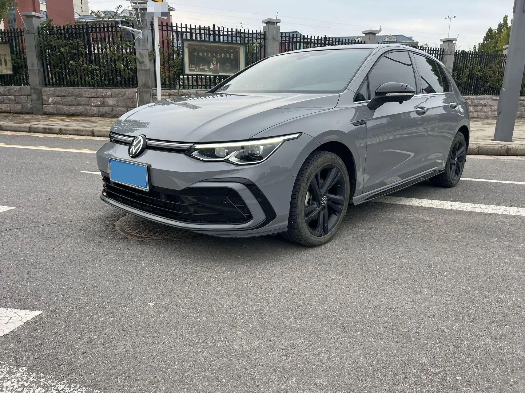 2024 VOLKSWAGEN GOLF view 1