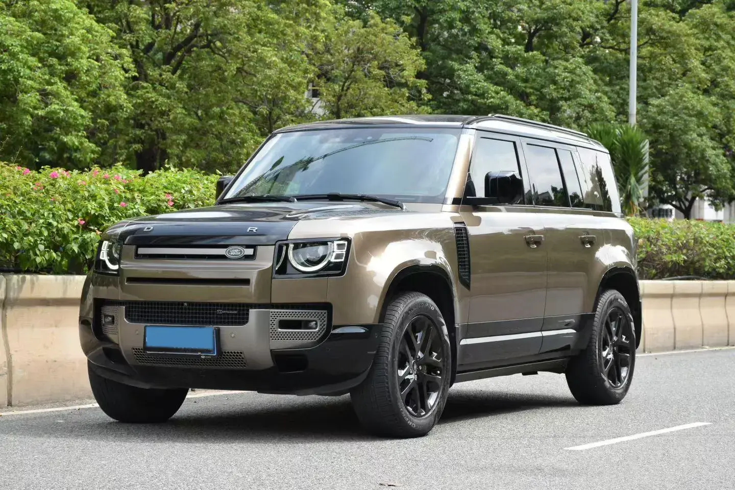 2023 LAND ROVER view 1