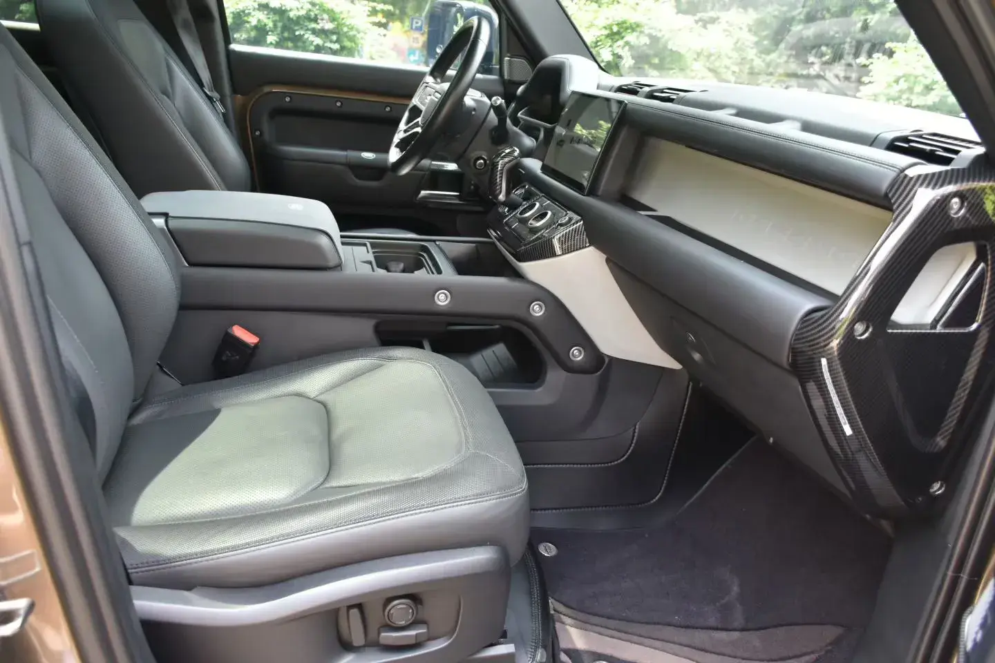 2023 LAND ROVER thumbnail 3