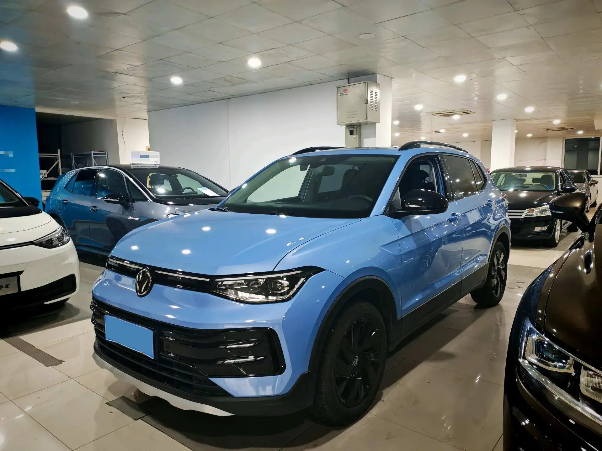 2025 VOLKSWAGEN THARU view 1