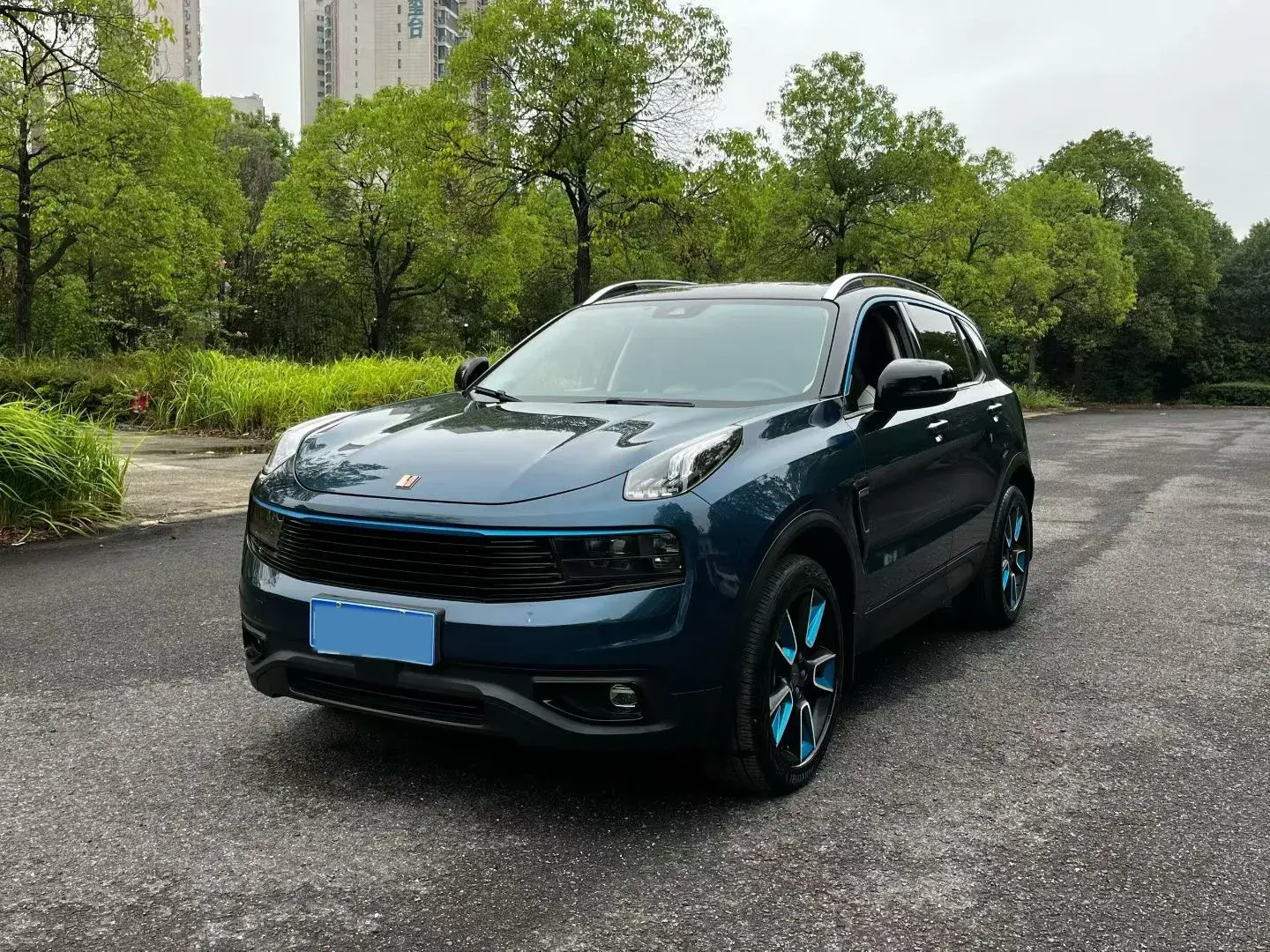 2017 LYNK&CO 01 view 1