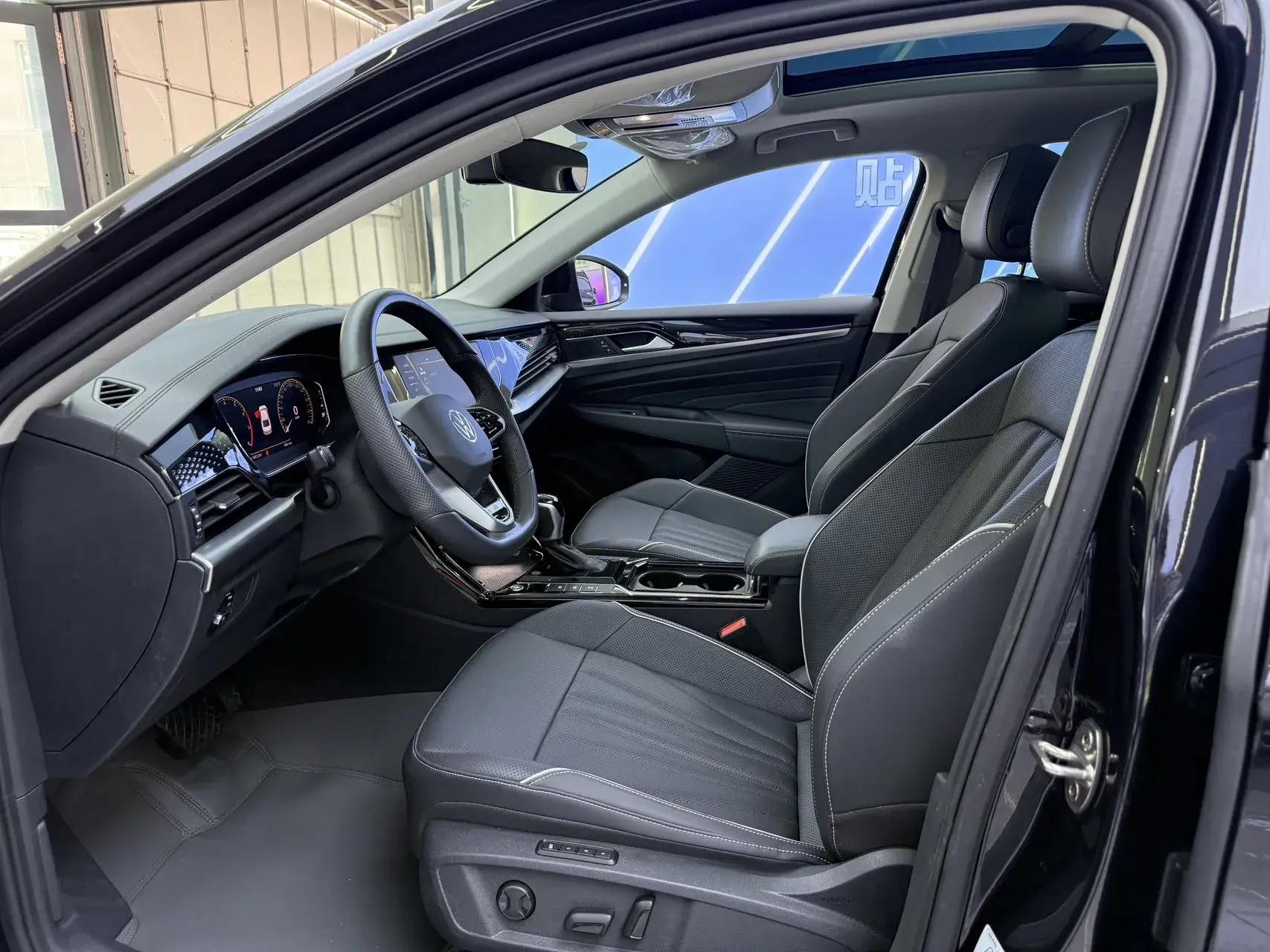 2024 VOLKSWAGEN PASSAT thumbnail 3