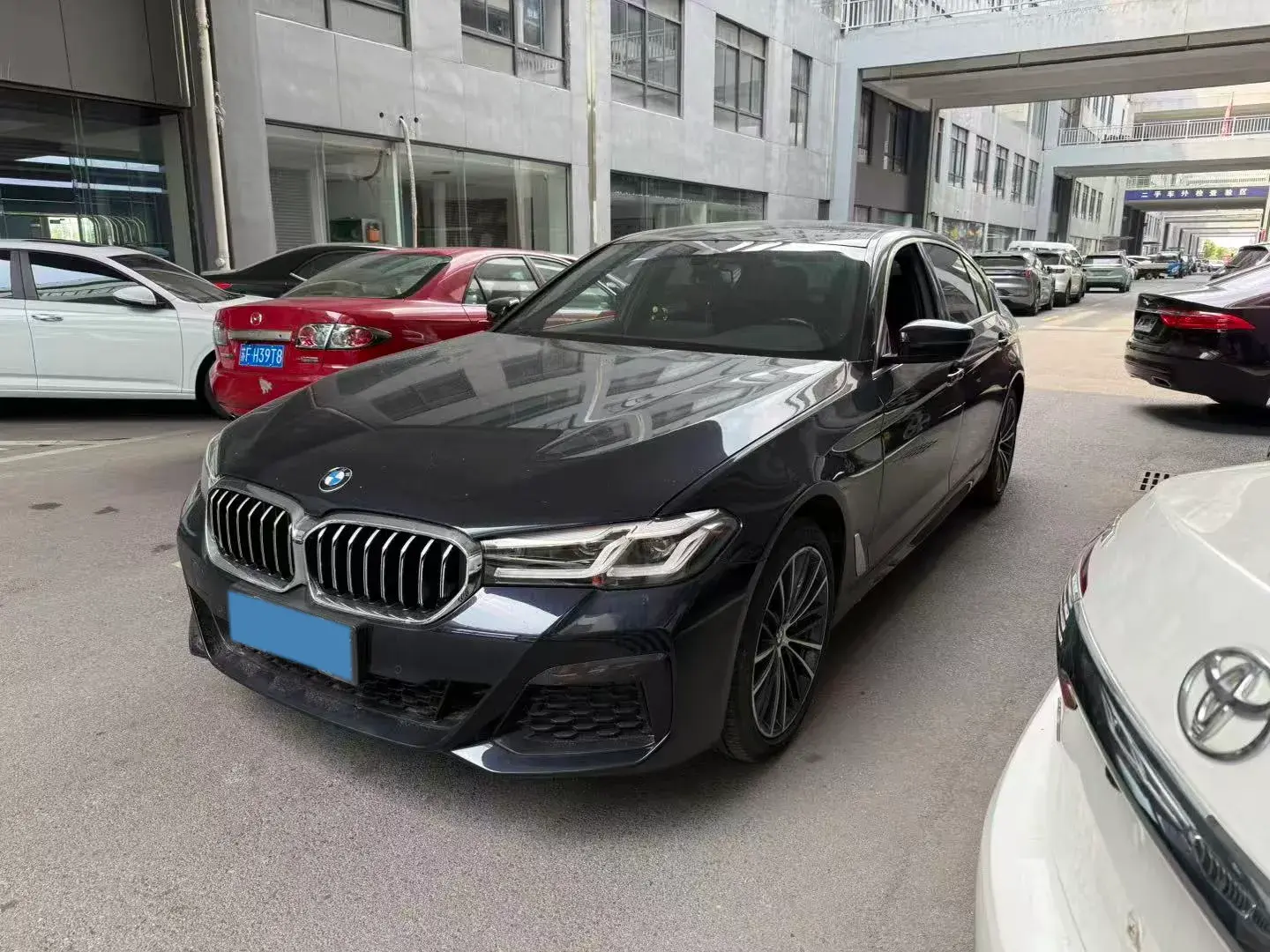 2022 BMW 5 view 1
