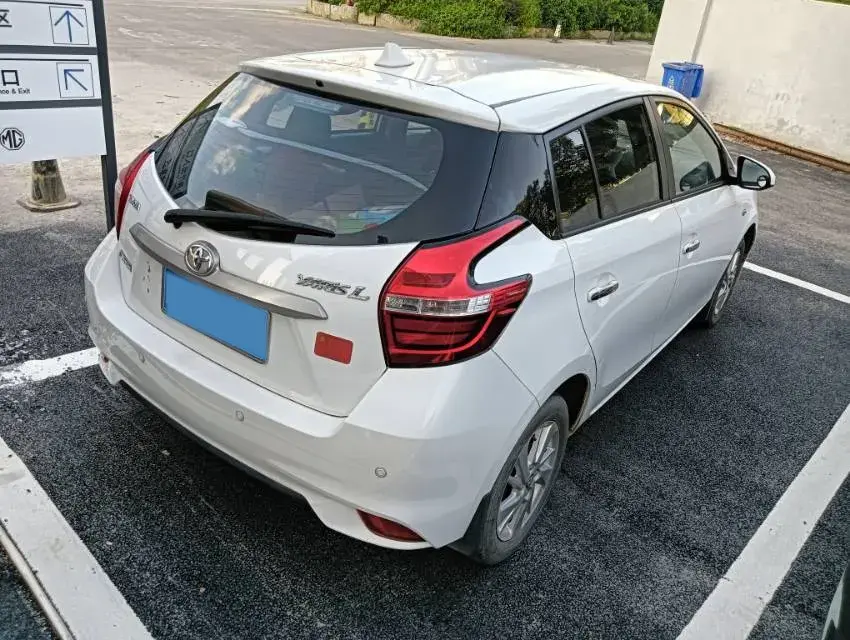 2016 TOYOTA YARIS thumbnail 4