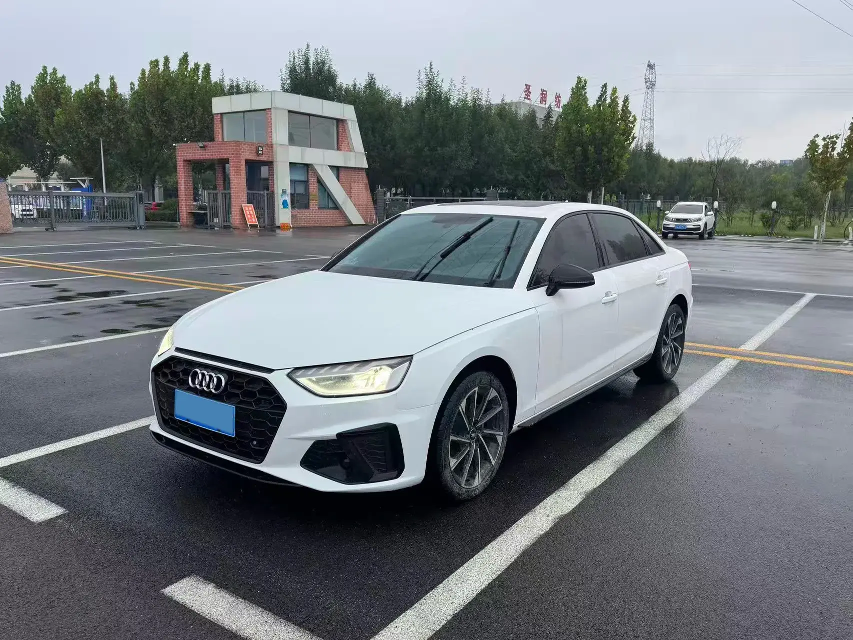 2023 AUDI A4L view 1