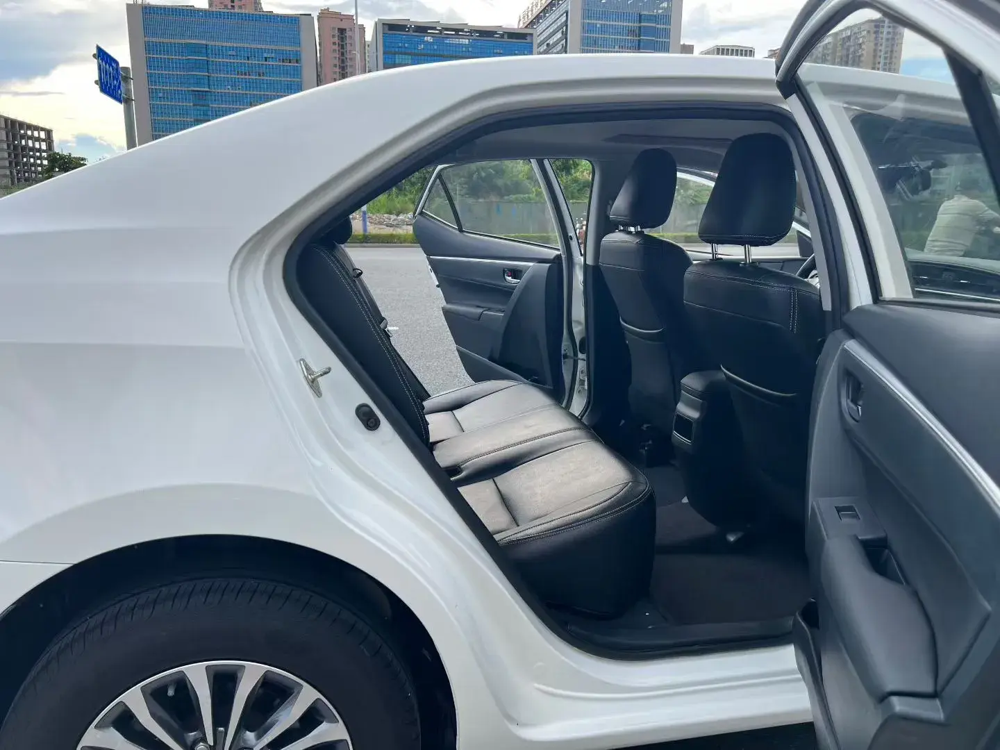 2018 TOYOTA COROLLA thumbnail 4