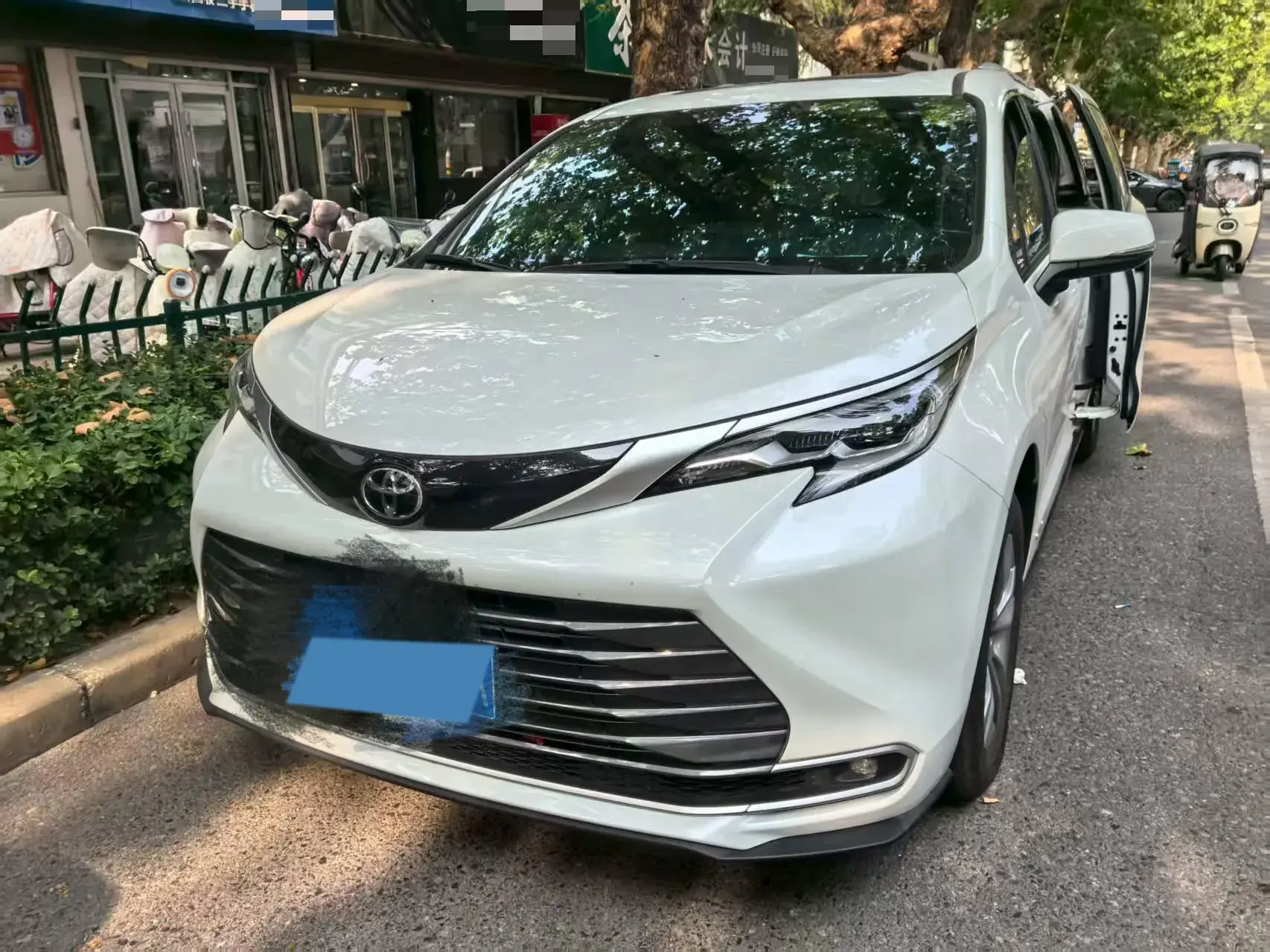 2024 TOYOTA SIENNA view 1