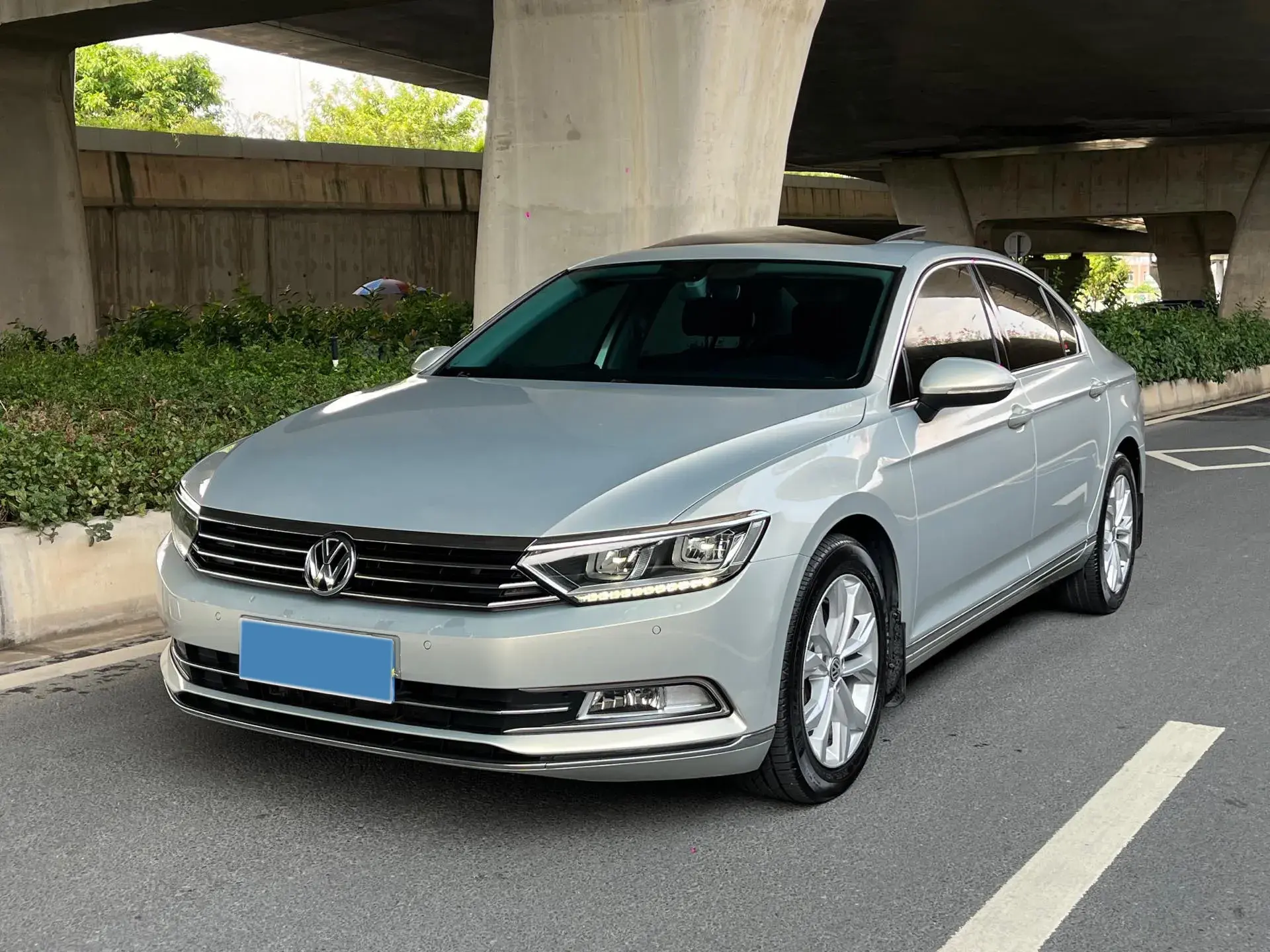 2017 VOLKSWAGEN MAGOTAN view 1