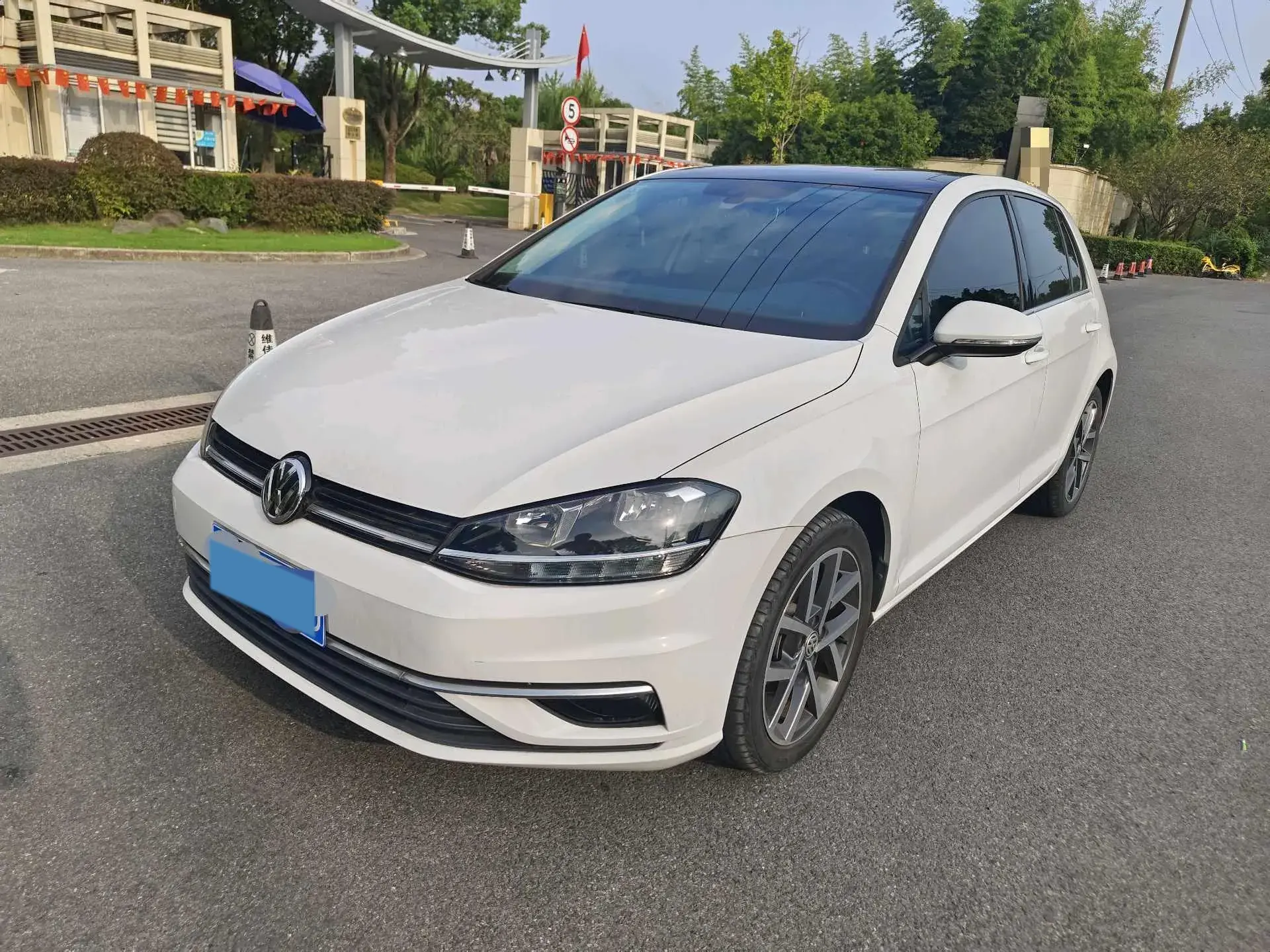 2020 VOLKSWAGEN GOLF view 1