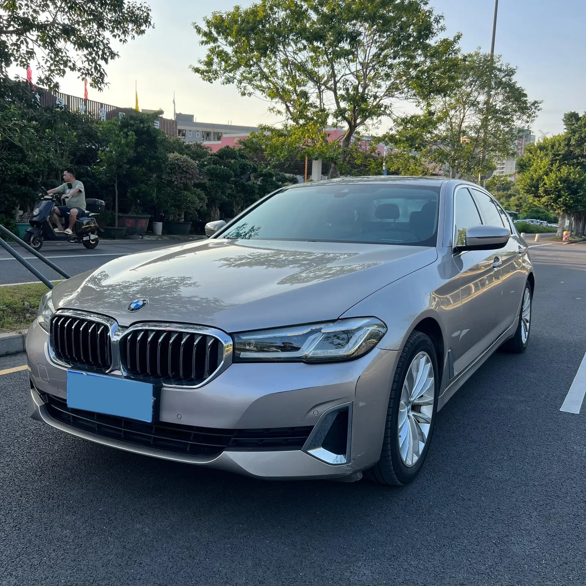 2021 BMW 5 view 1