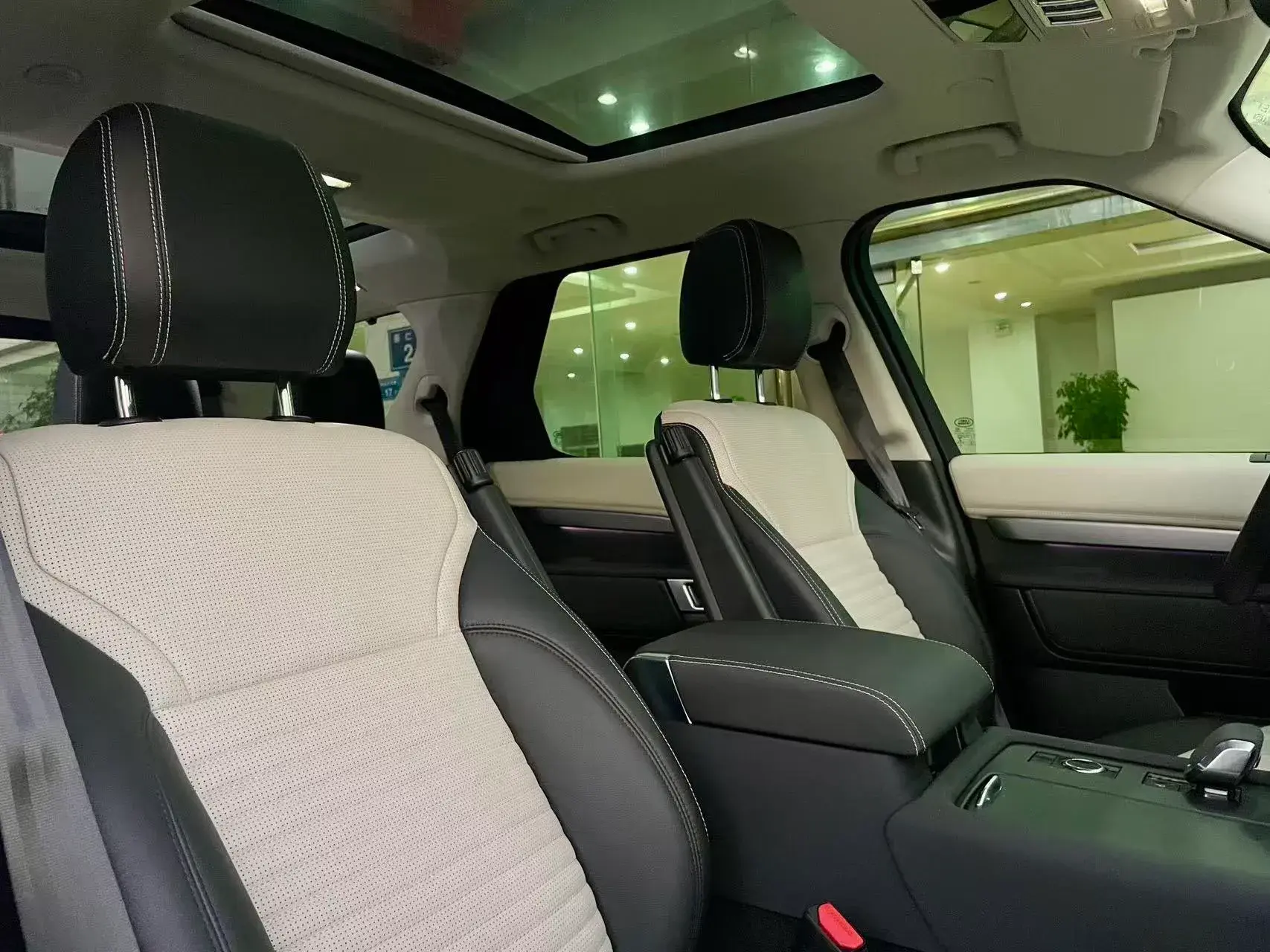 2023 LAND ROVER thumbnail 4