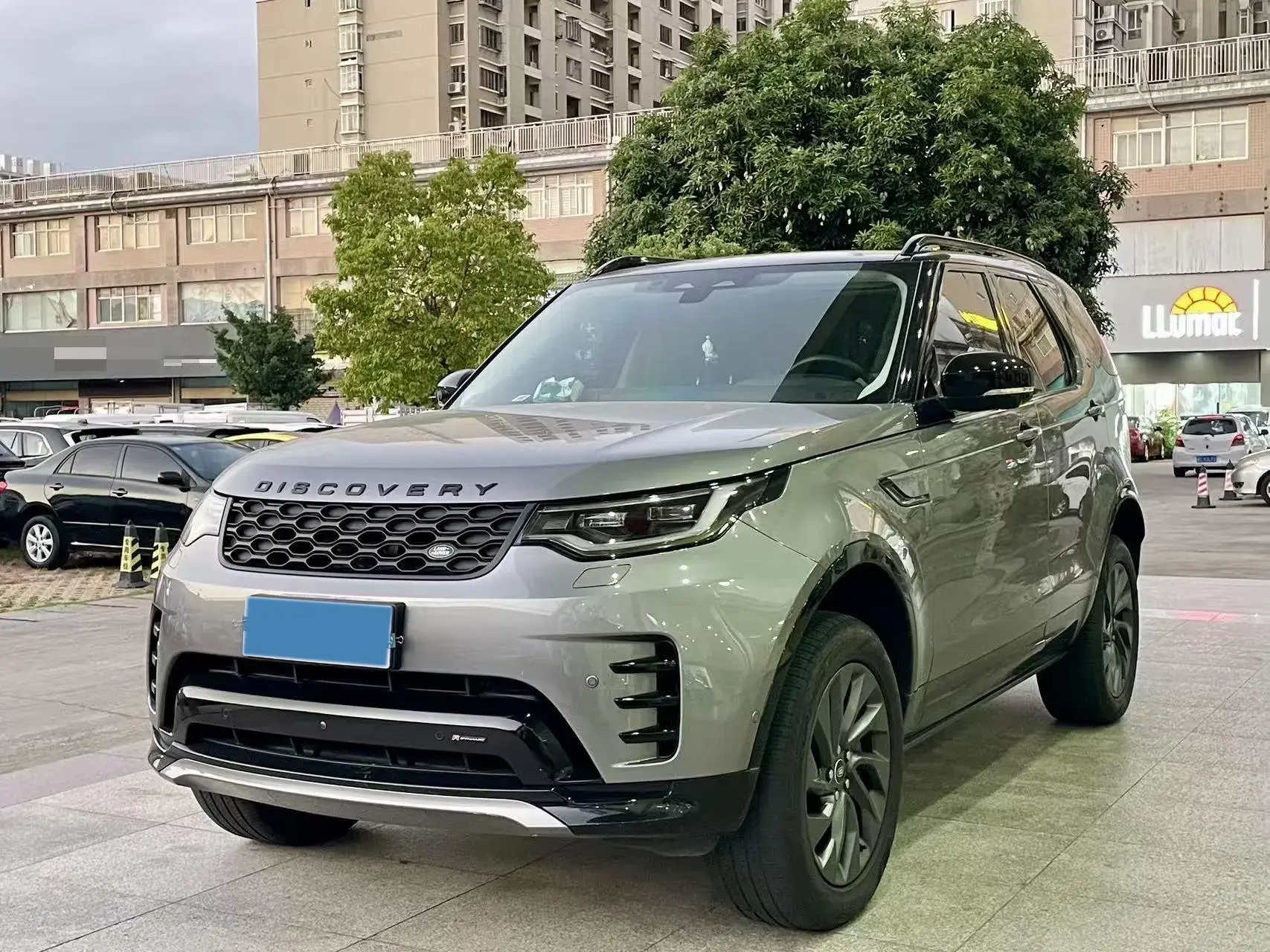 2023 LAND ROVER view 1