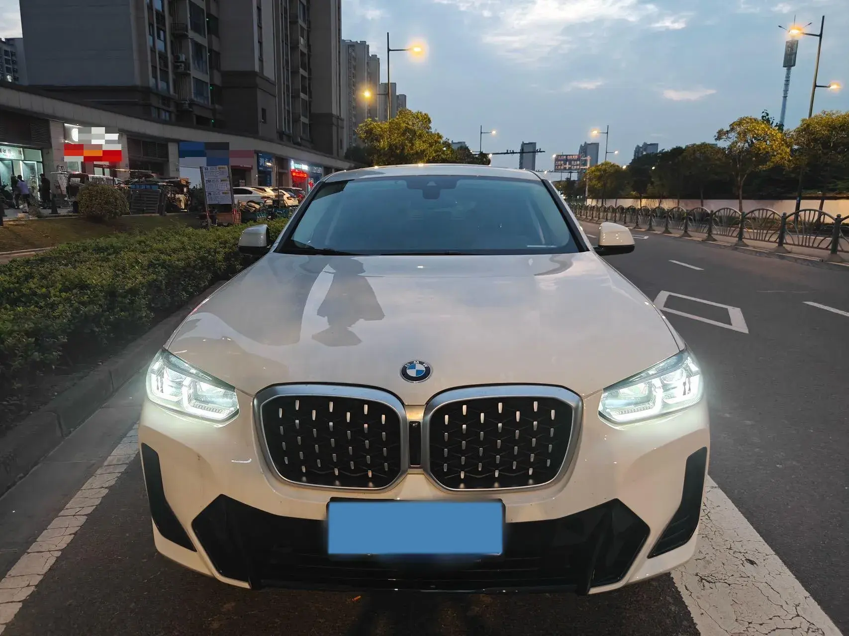 2022 BMW X4 thumbnail 2
