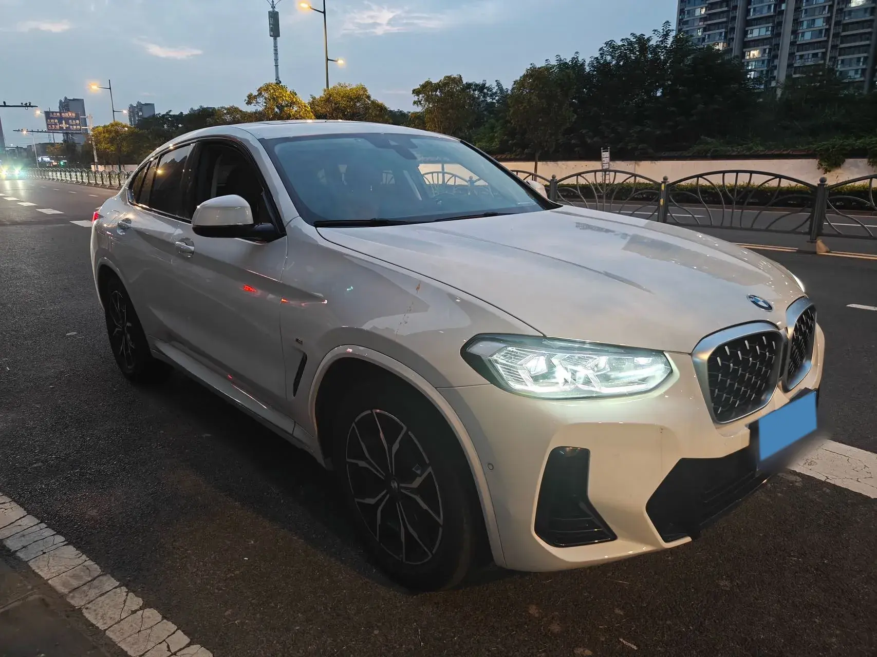 2022 BMW X4 thumbnail 3
