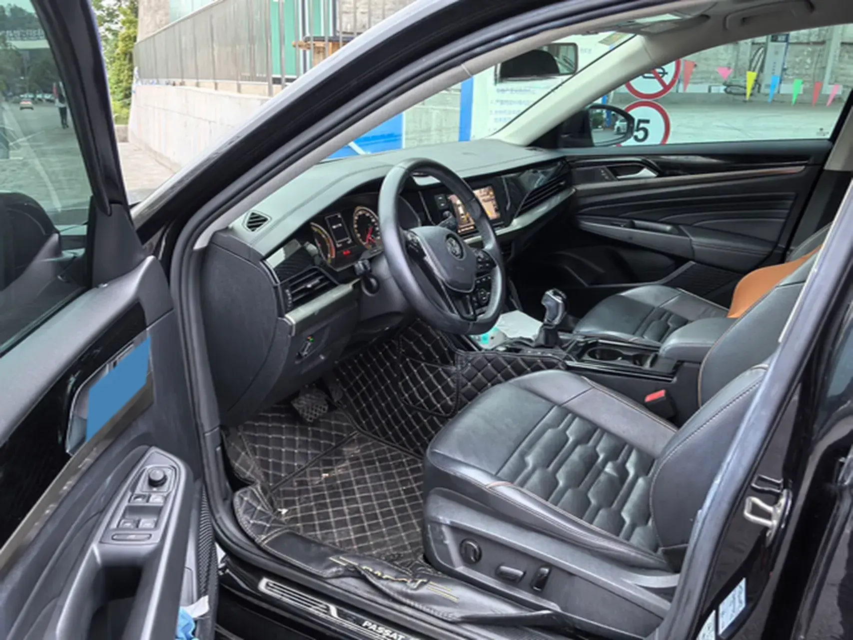 2019 VOLKSWAGEN PASSAT thumbnail 3