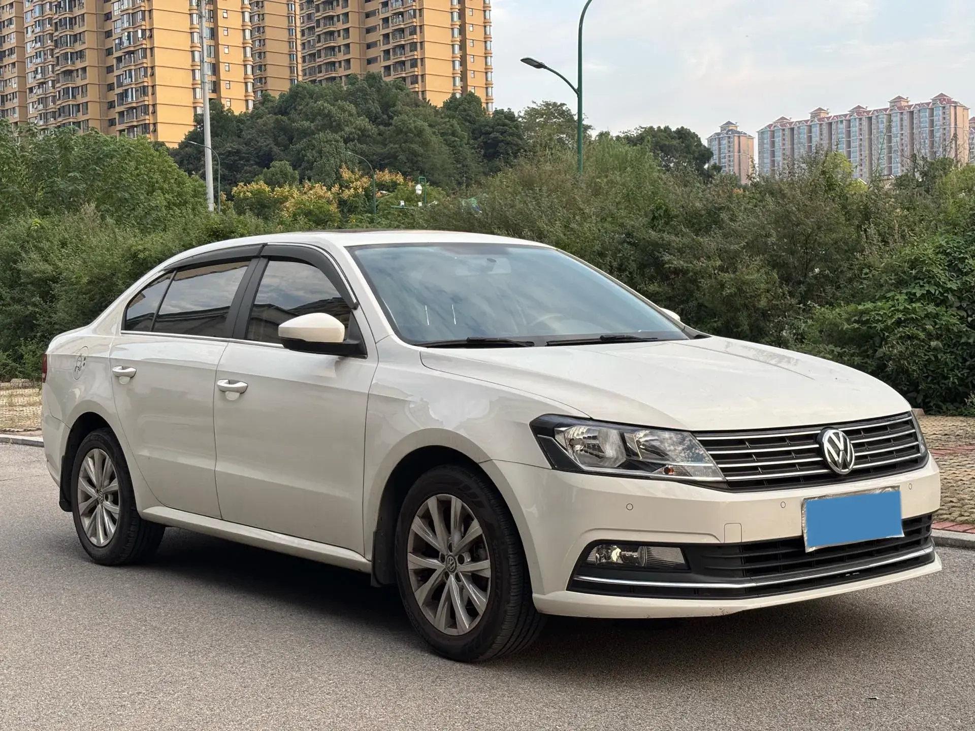 2017 VOLKSWAGEN LAVIDA thumbnail 3