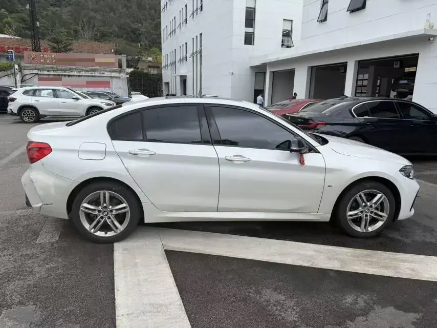 2022 BMW 1 thumbnail 3