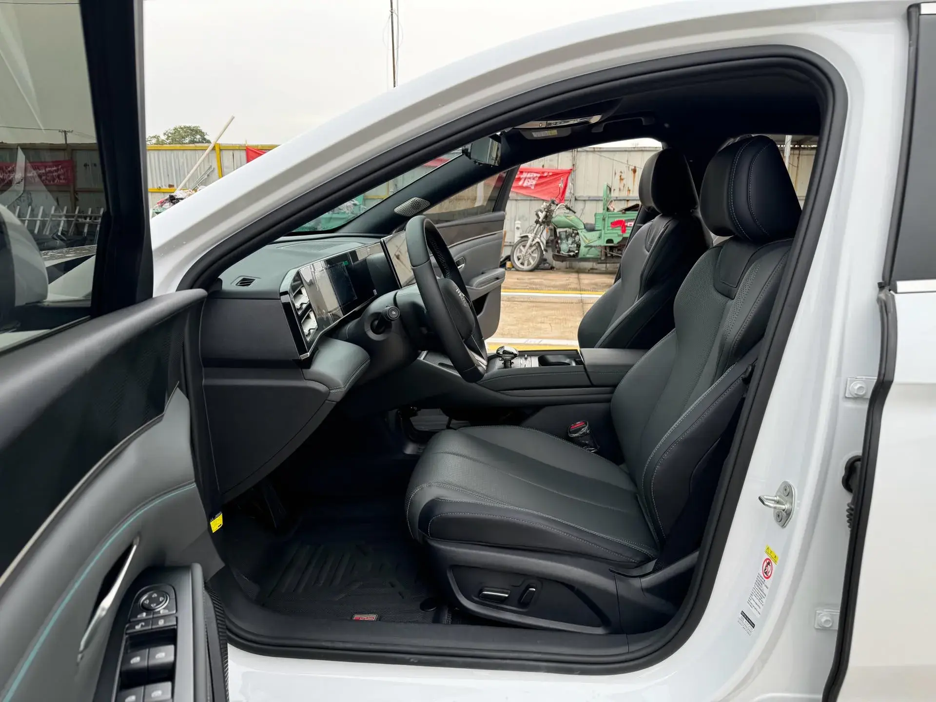 2024 BYD QINL thumbnail 2