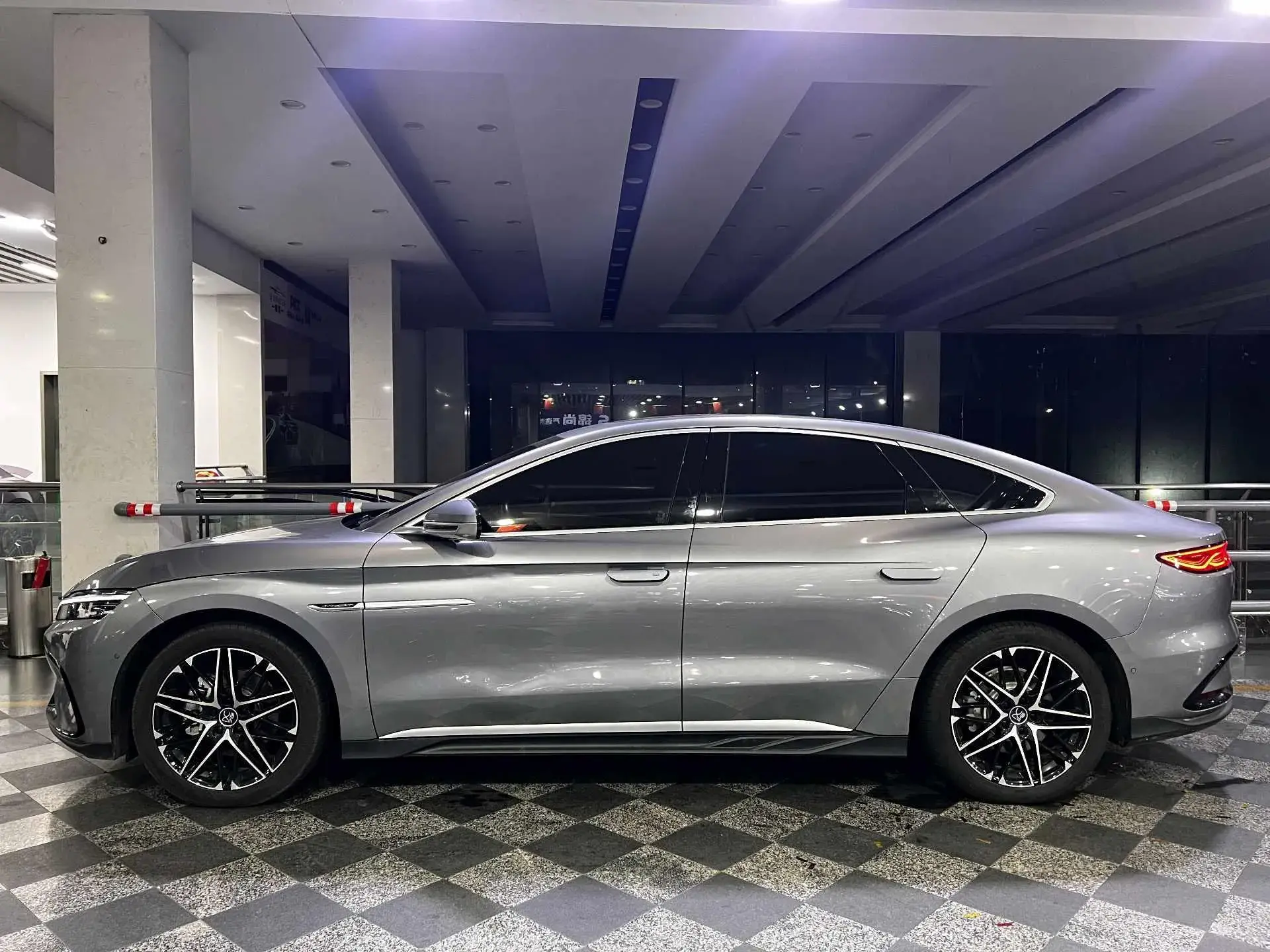 2025 BYD HAN thumbnail 3