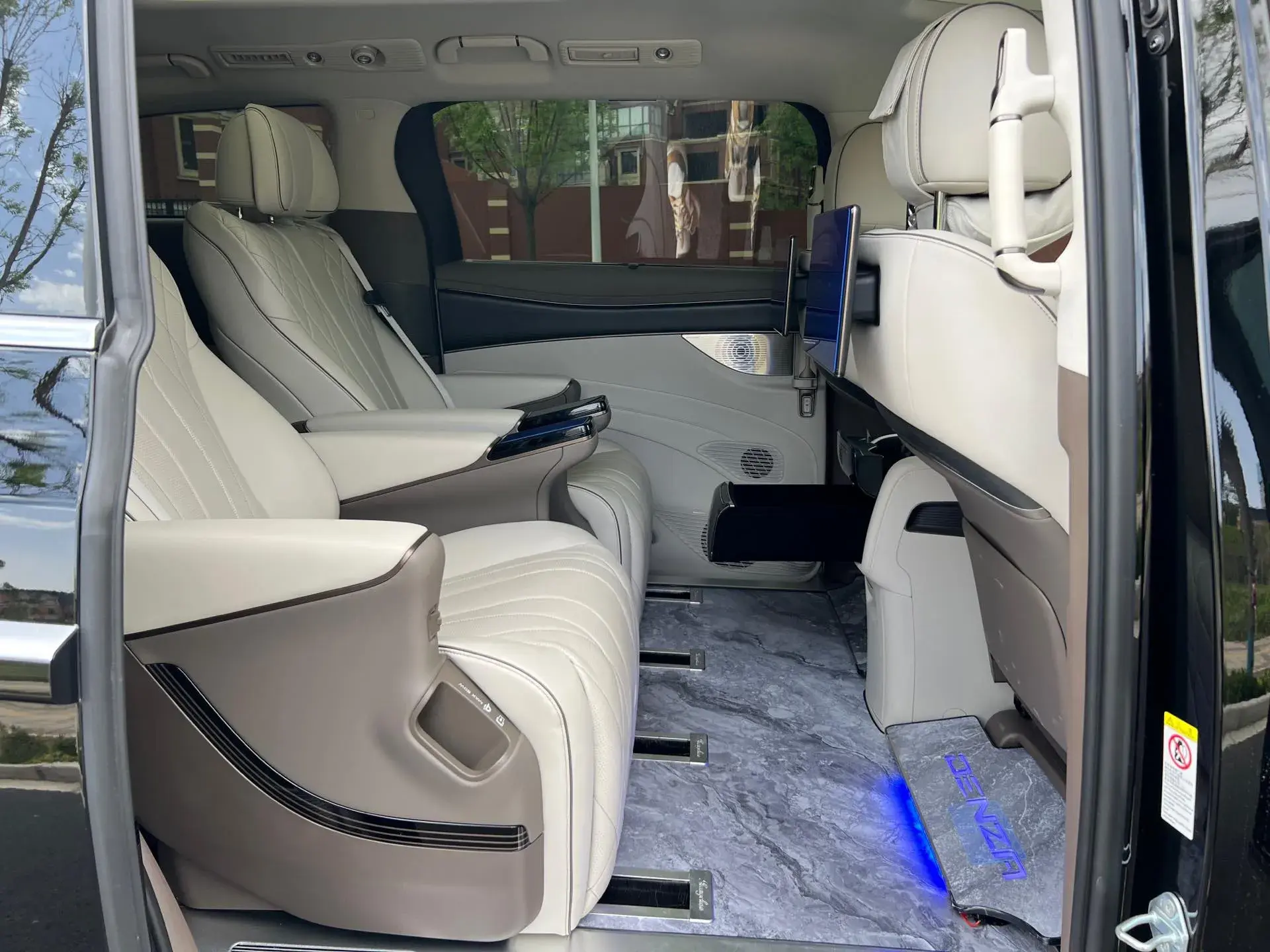 2022 DENZA D9 thumbnail 4