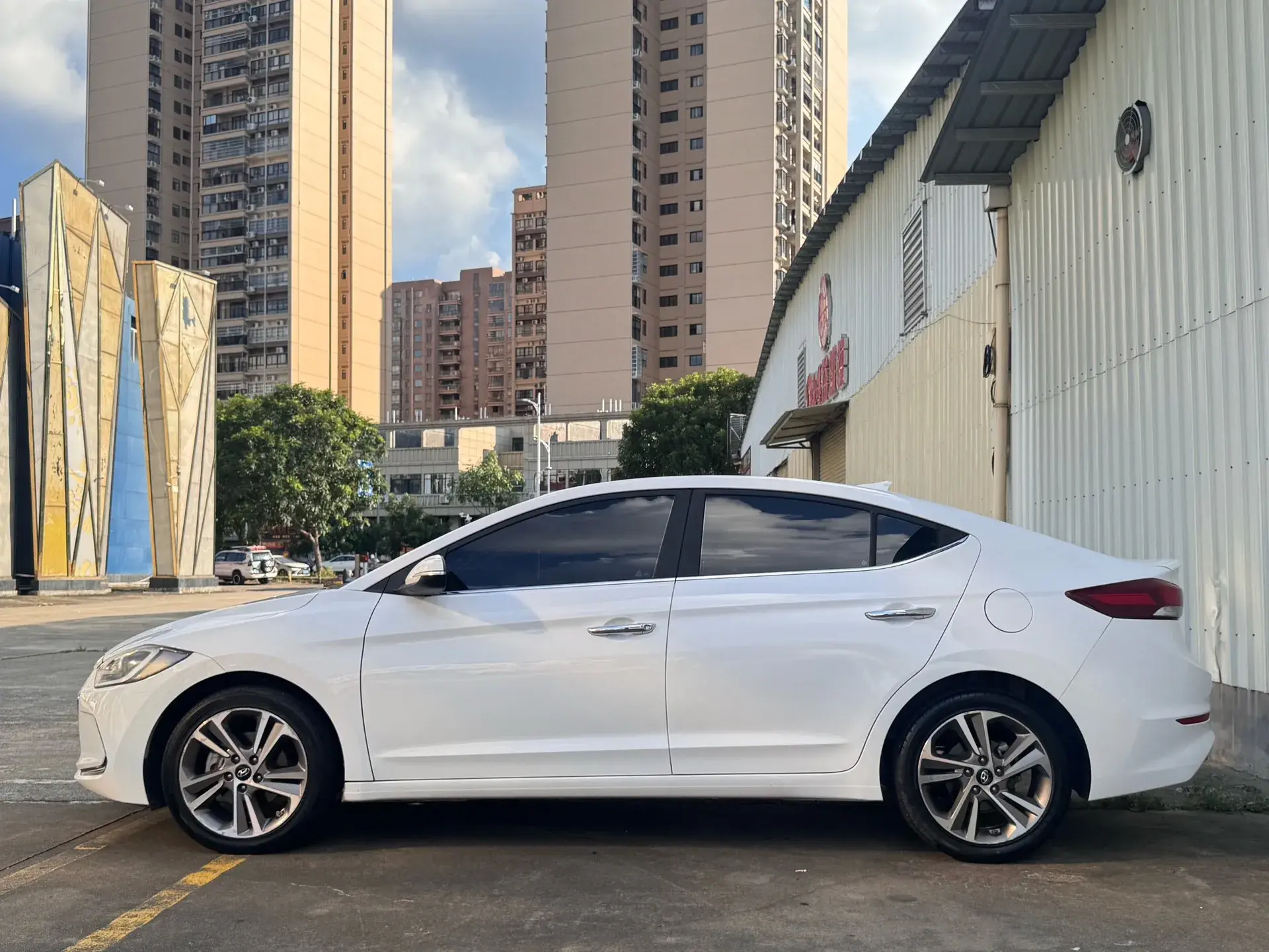 2016 HYUNDAI ELANTRA thumbnail 3