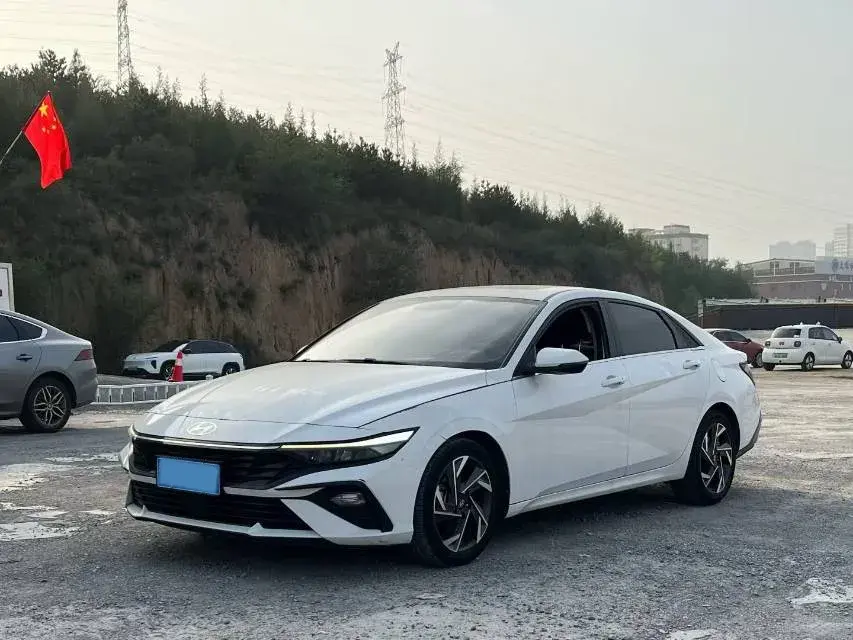 2022 HYUNDAI ELANTRA view 1