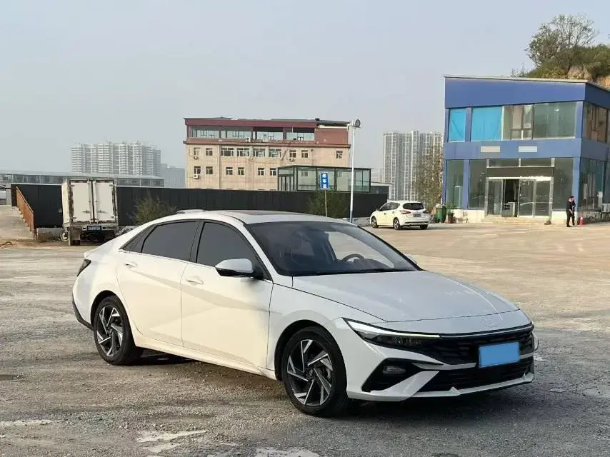 2022 HYUNDAI ELANTRA thumbnail 3