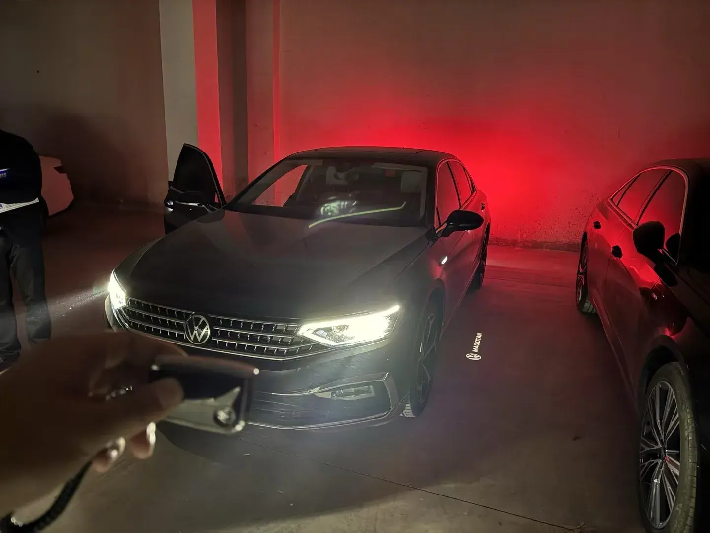 2024 VOLKSWAGEN MAGOTAN view 1