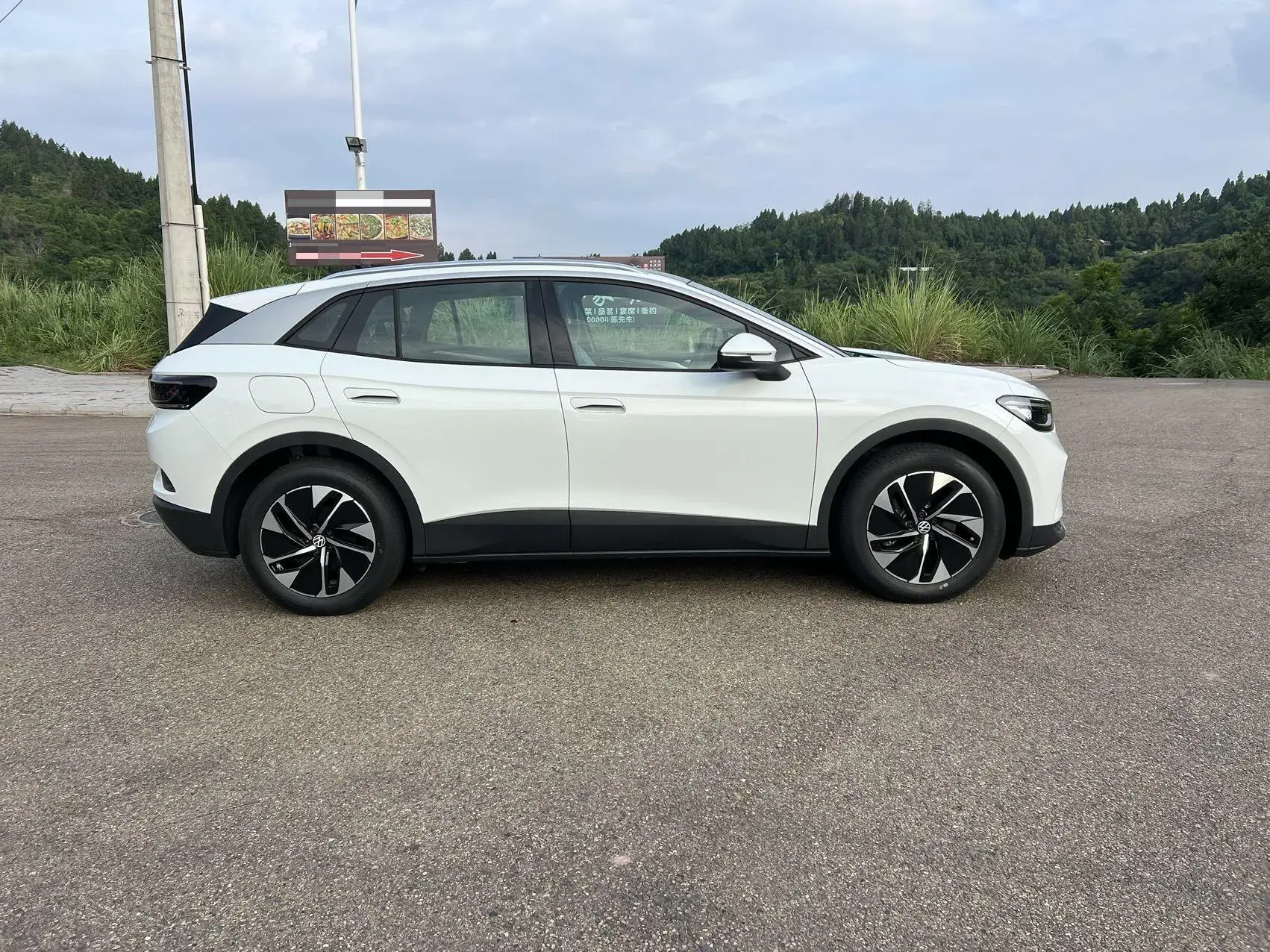 2024 VOLKSWAGEN ID.4 thumbnail 4