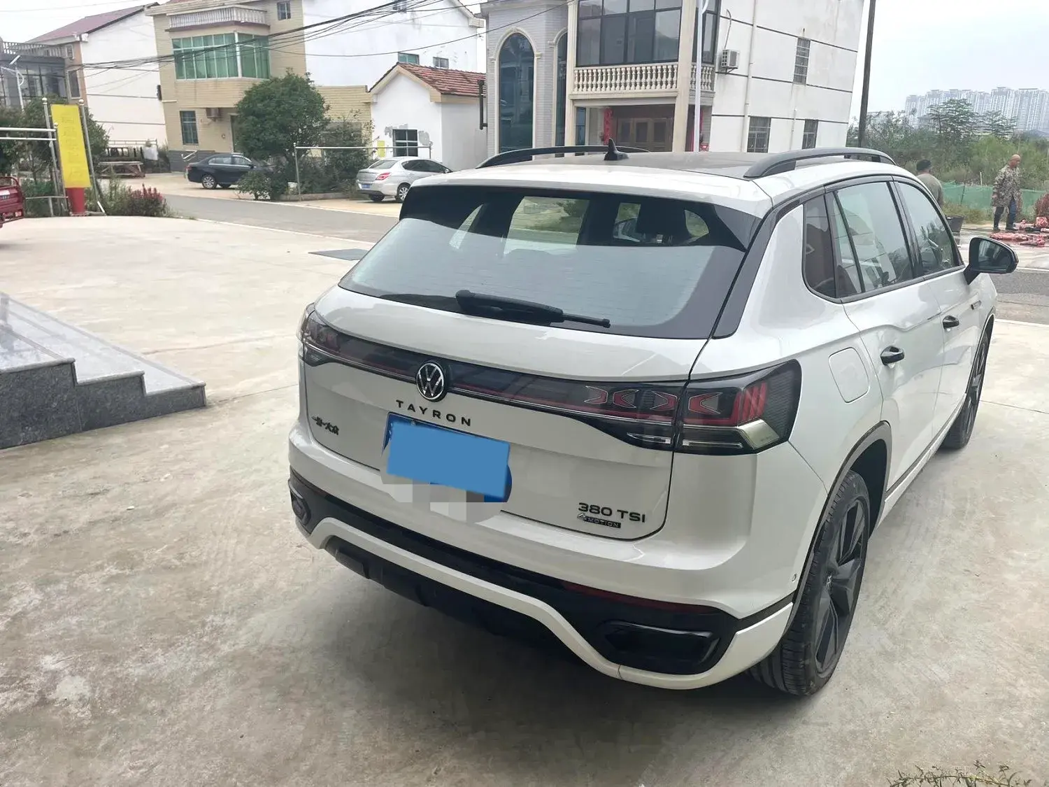 2023 VOLKSWAGEN TAYRON thumbnail 4