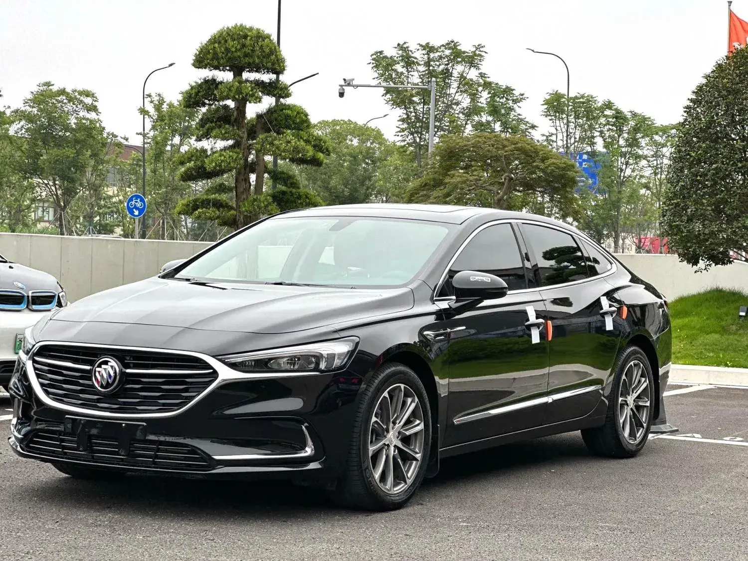 2022 BUICK LARCOSSE view 1